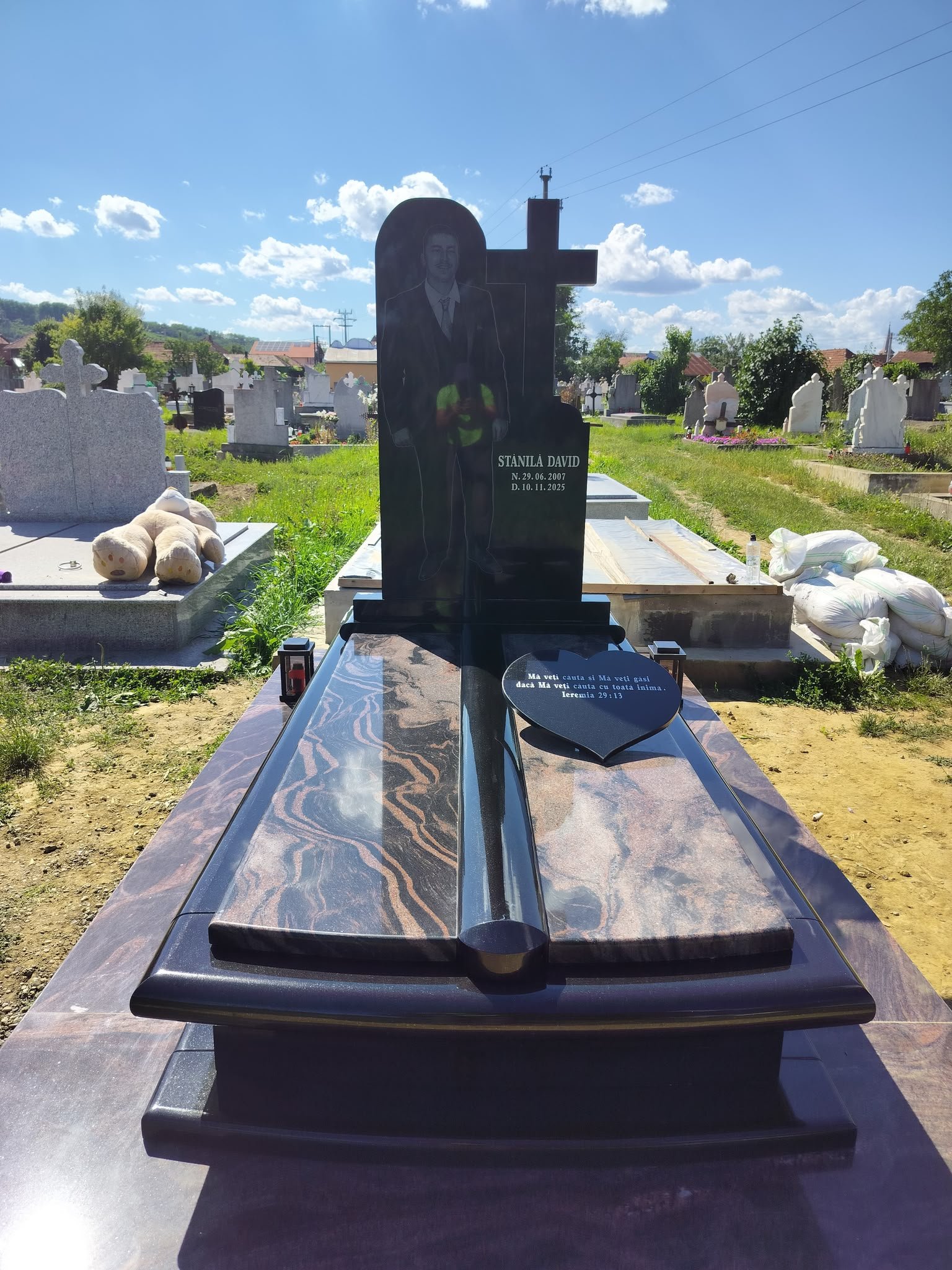 Model de monument funerar prezentat pentru comparație