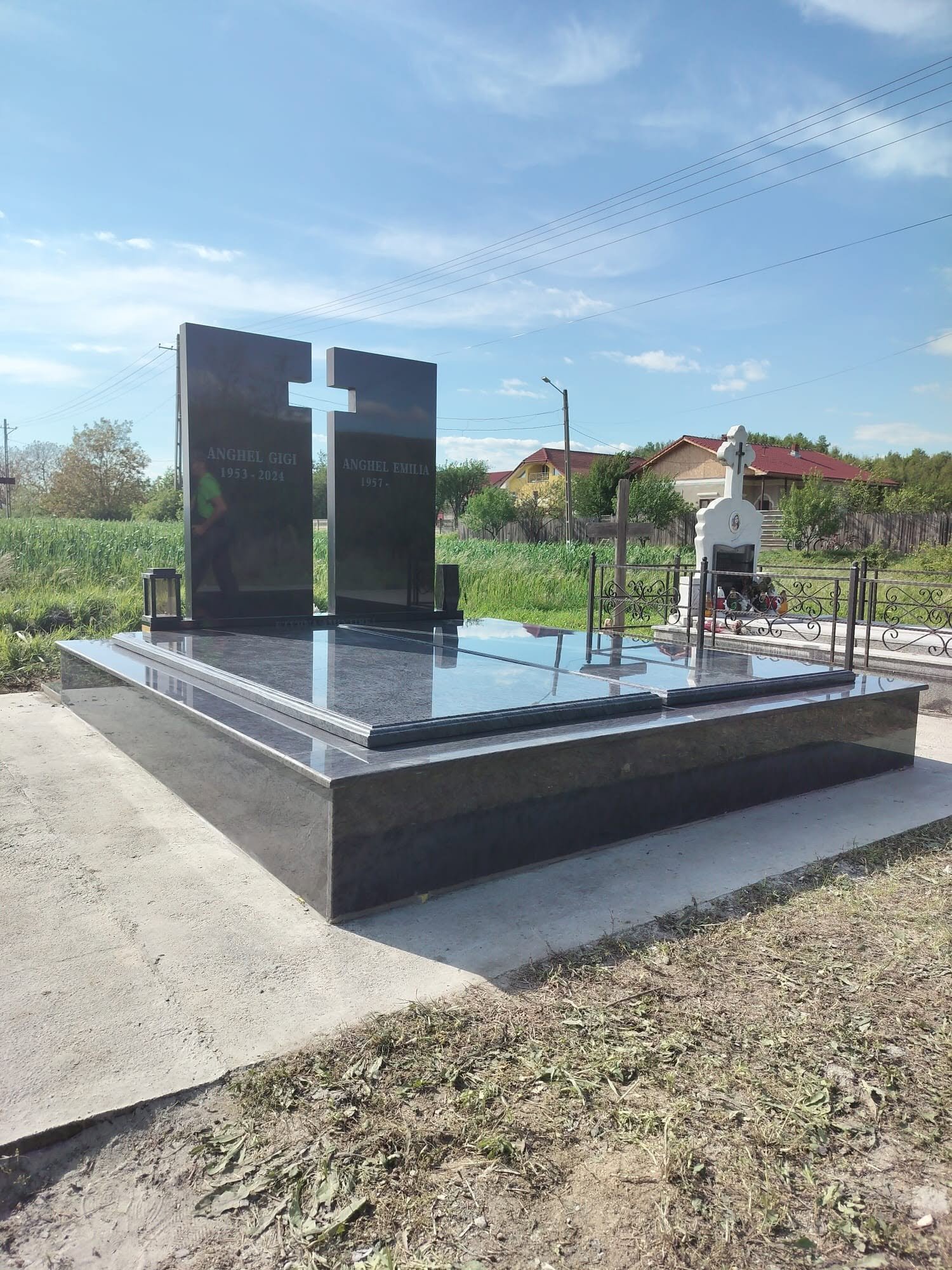 Ansamblu funerar prezentat pentru comparație