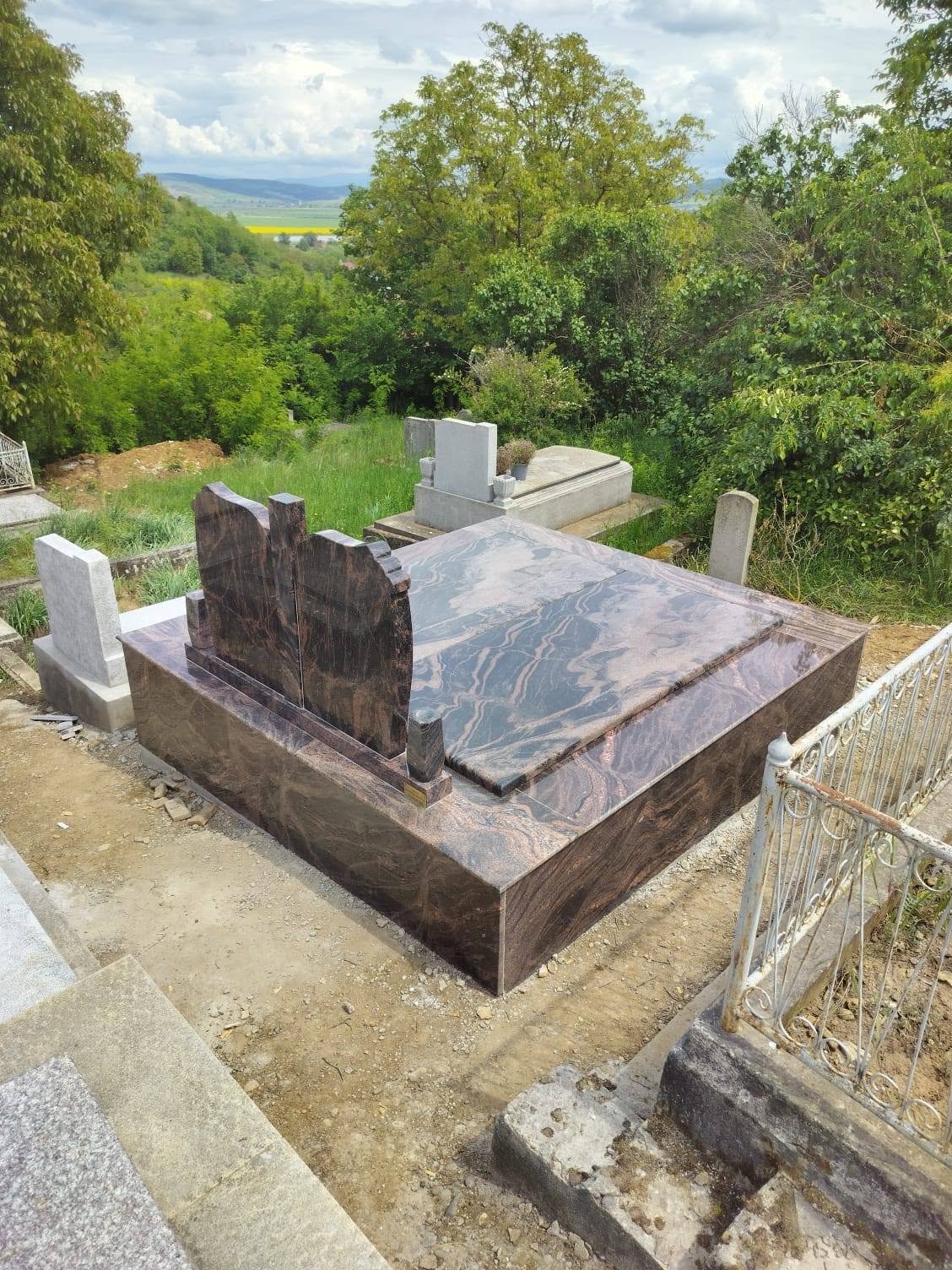Model de monument funerar prezentat ca referință