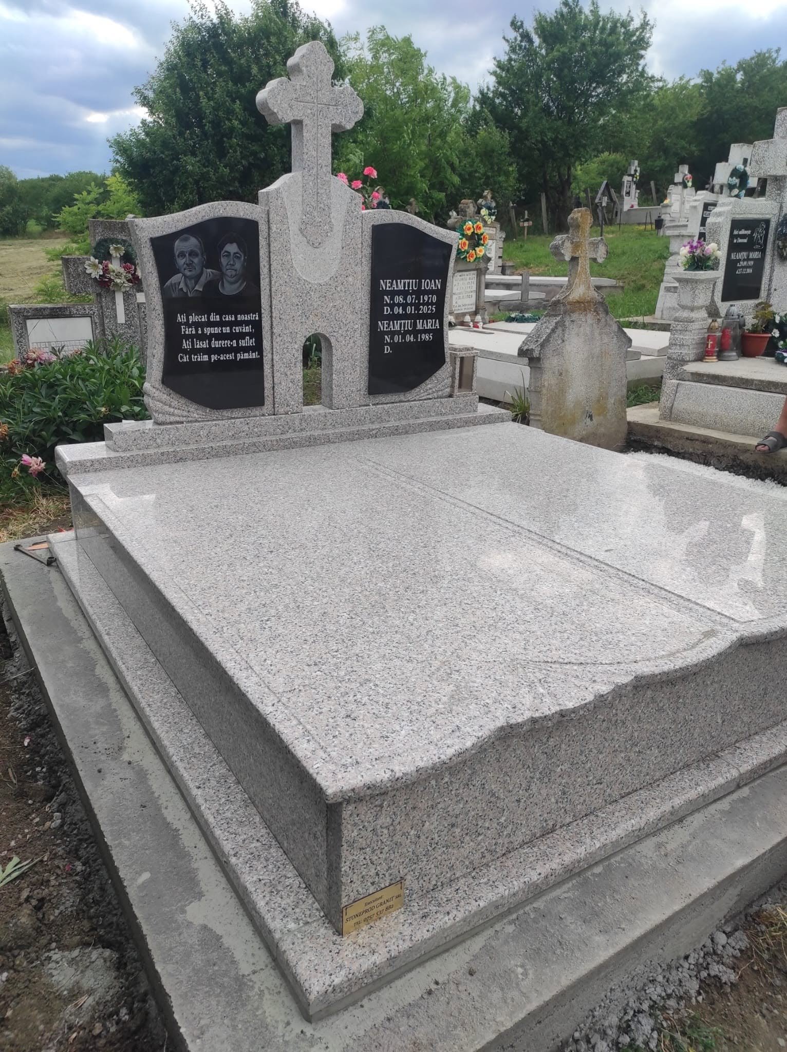 Ansamblu funerar prezentat pentru comparație