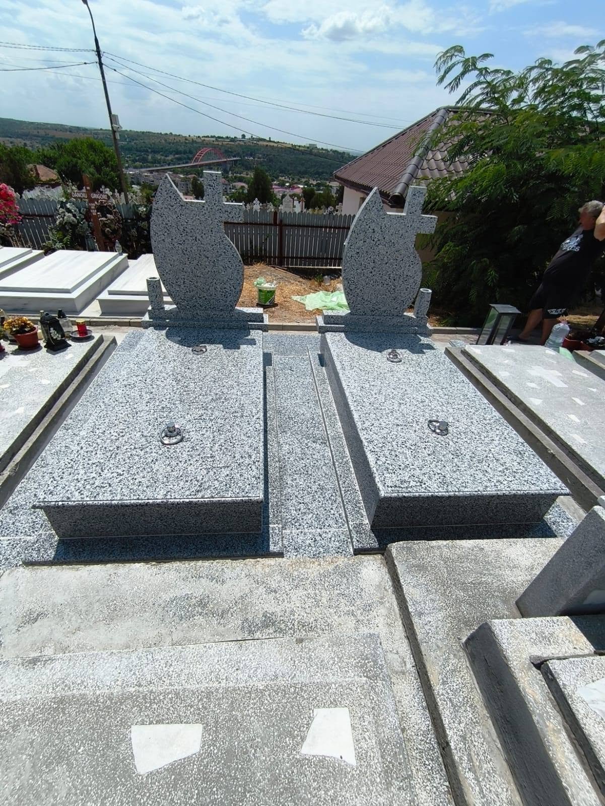 Ansamblu funerar prezentat pentru comparație