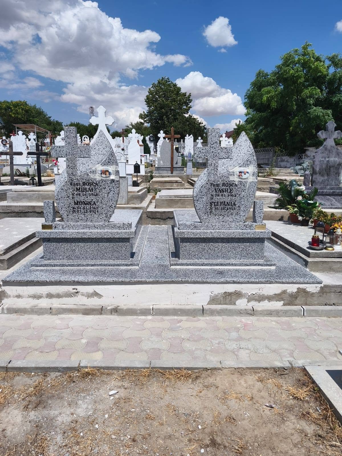 Model de monument funerar prezentat ca referință