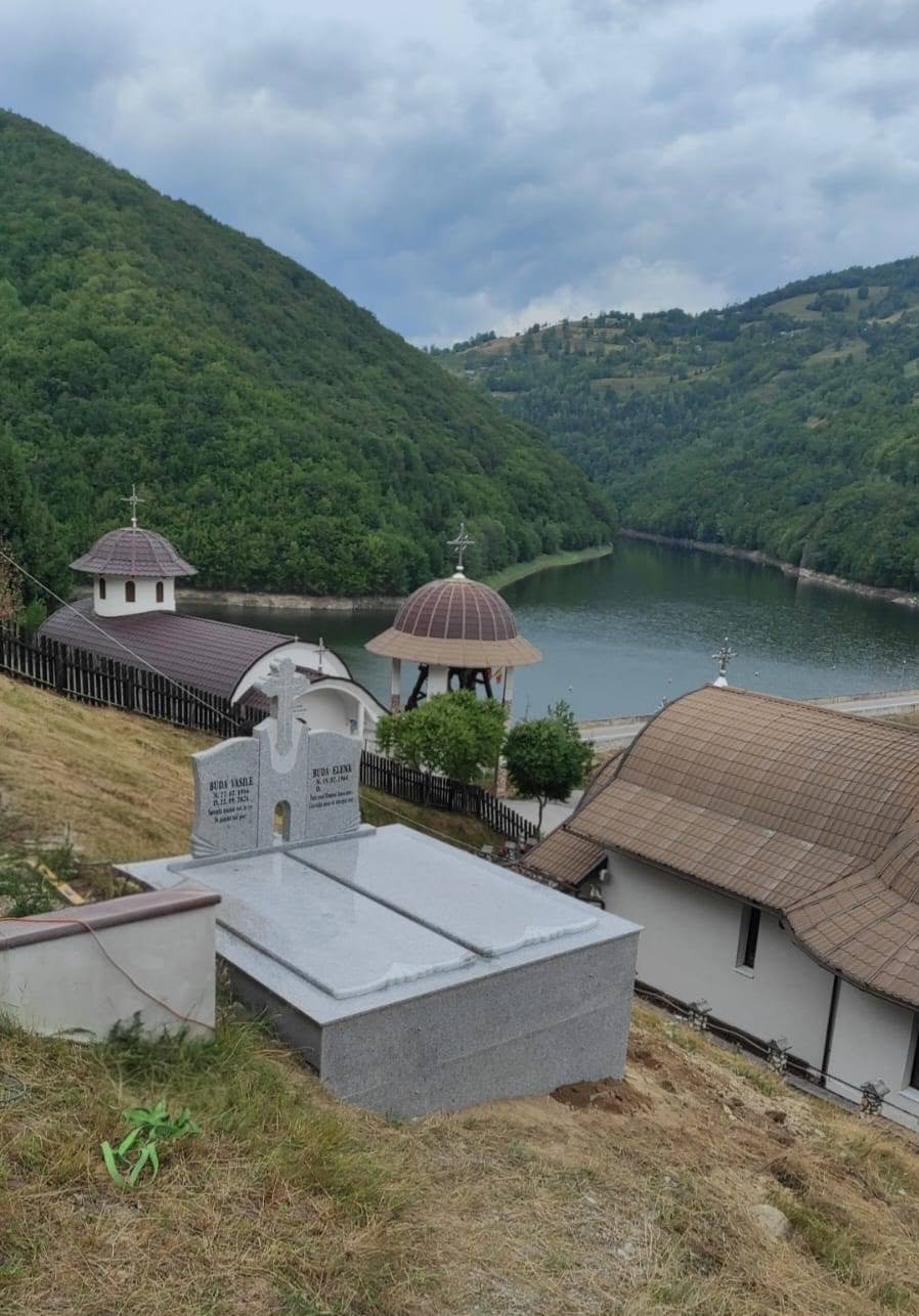 Ansamblu funerar prezentat pentru comparație