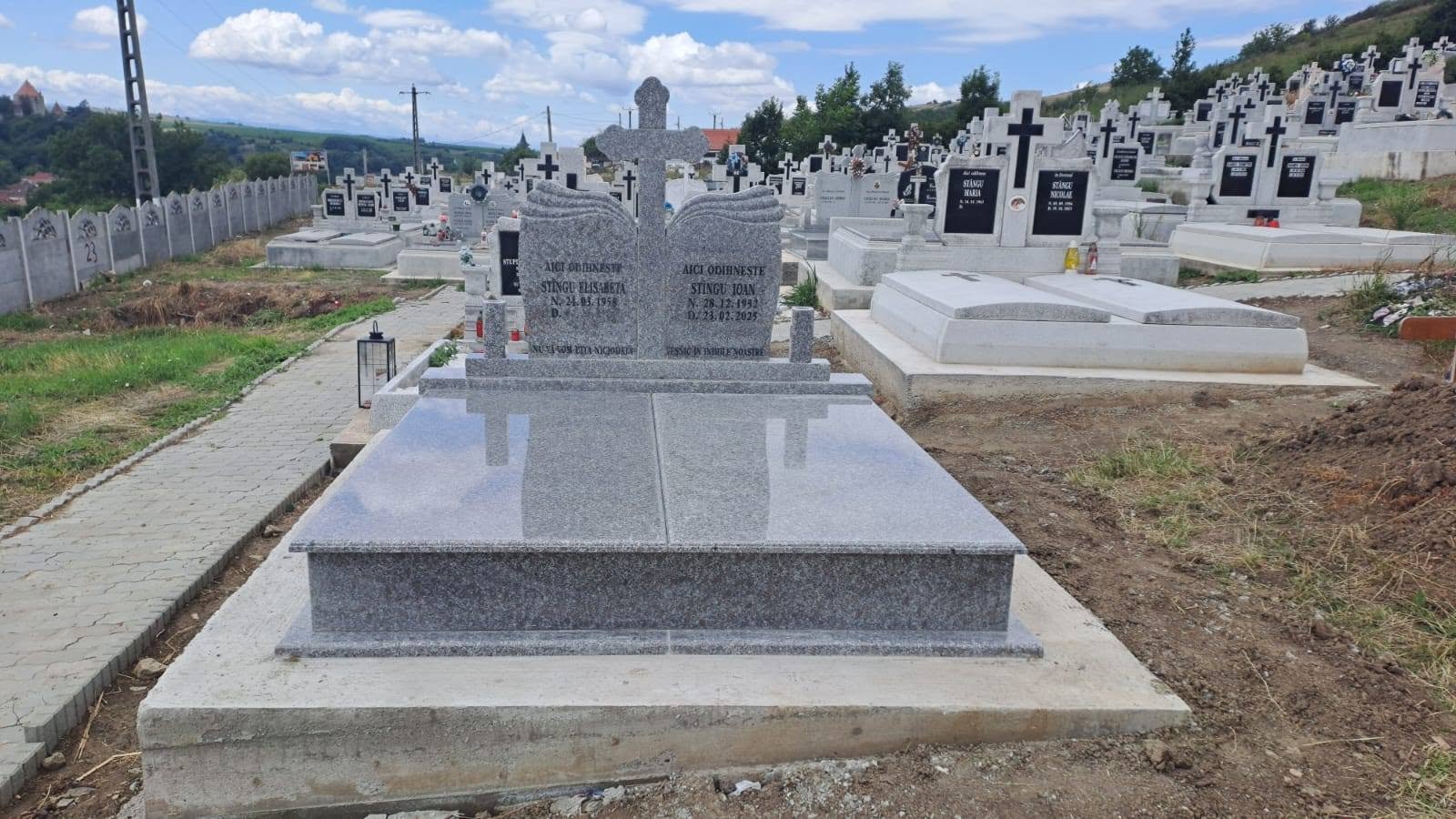 Model de monument funerar prezentat ca referință