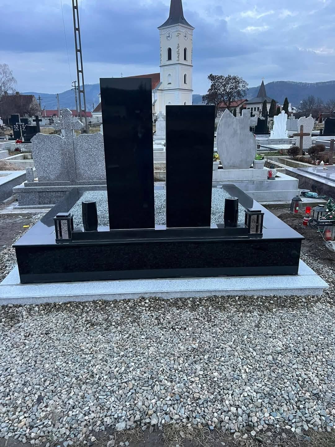 Ansamblu funerar prezentat pentru comparație