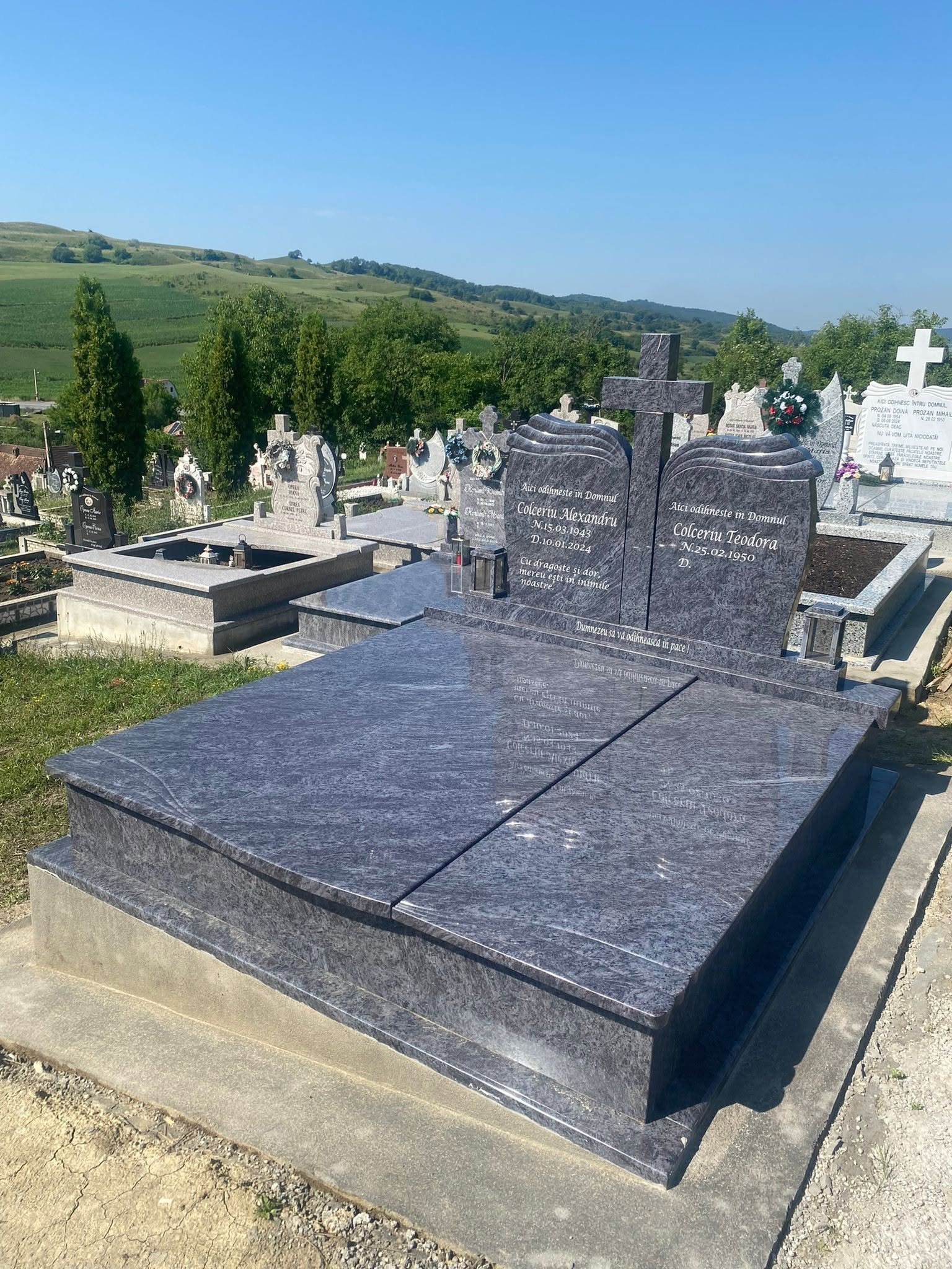 Model de monument funerar prezentat ca referință