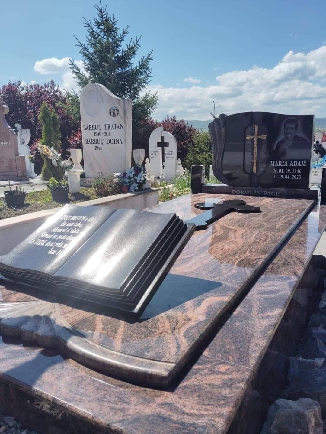 Ansamblu funerar prezentat pentru comparație