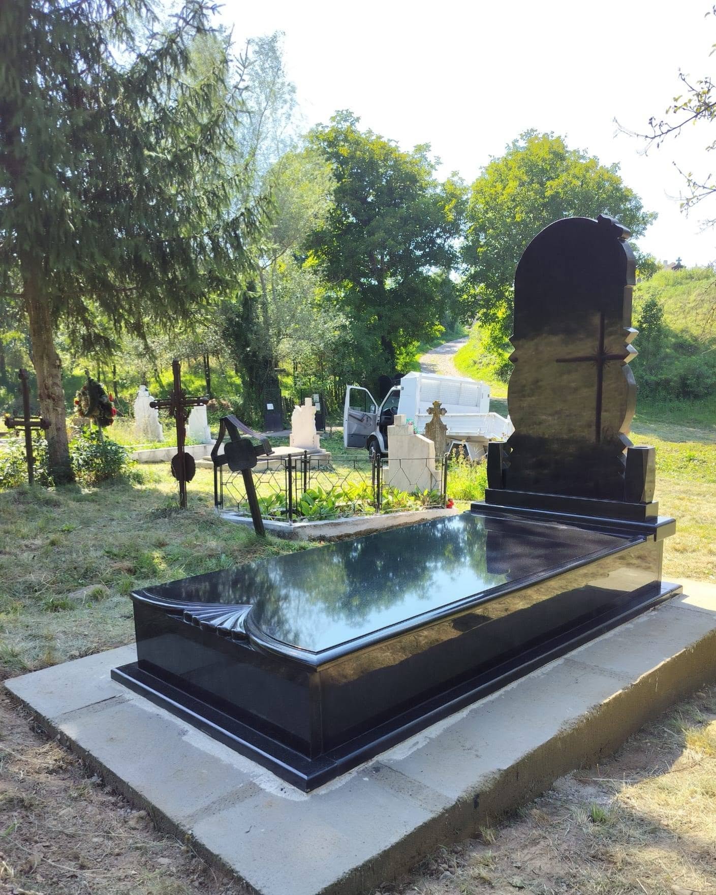 Ansamblu funerar prezentat pentru comparație
