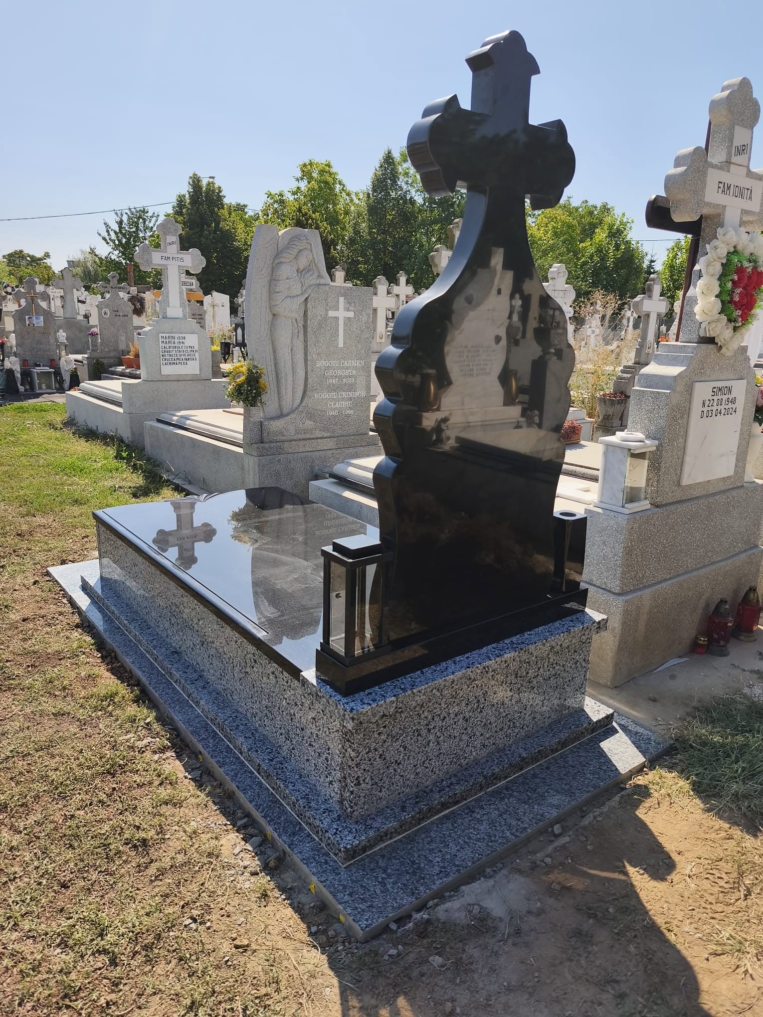 Model de monument funerar prezentat ca referință