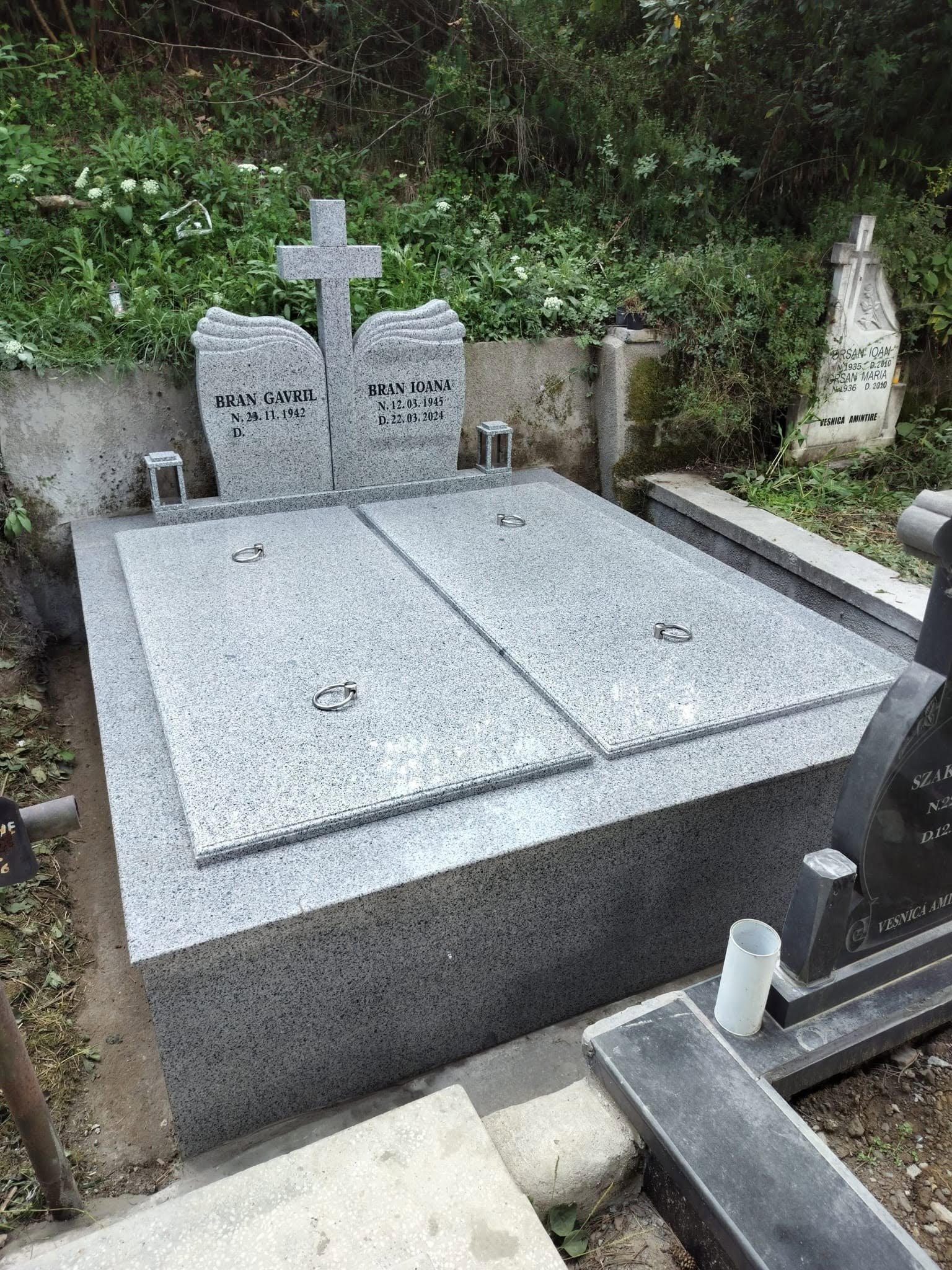 Model de monument funerar prezentat ca referință