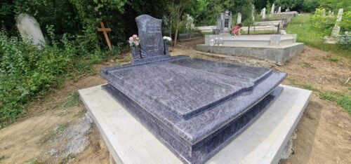 Monument funerar din granit montat pe soclu și fundație