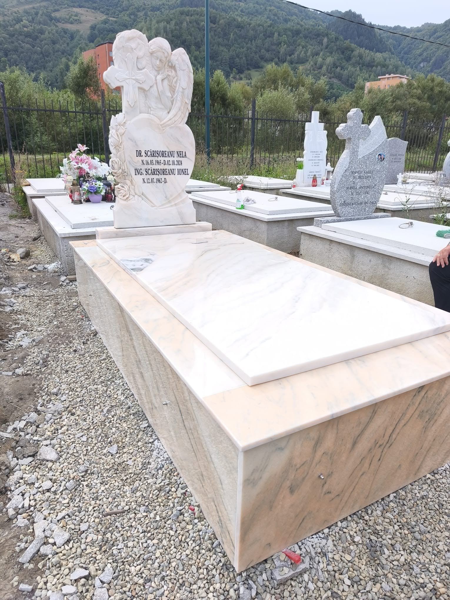 Model de monument funerar prezentat ca referință