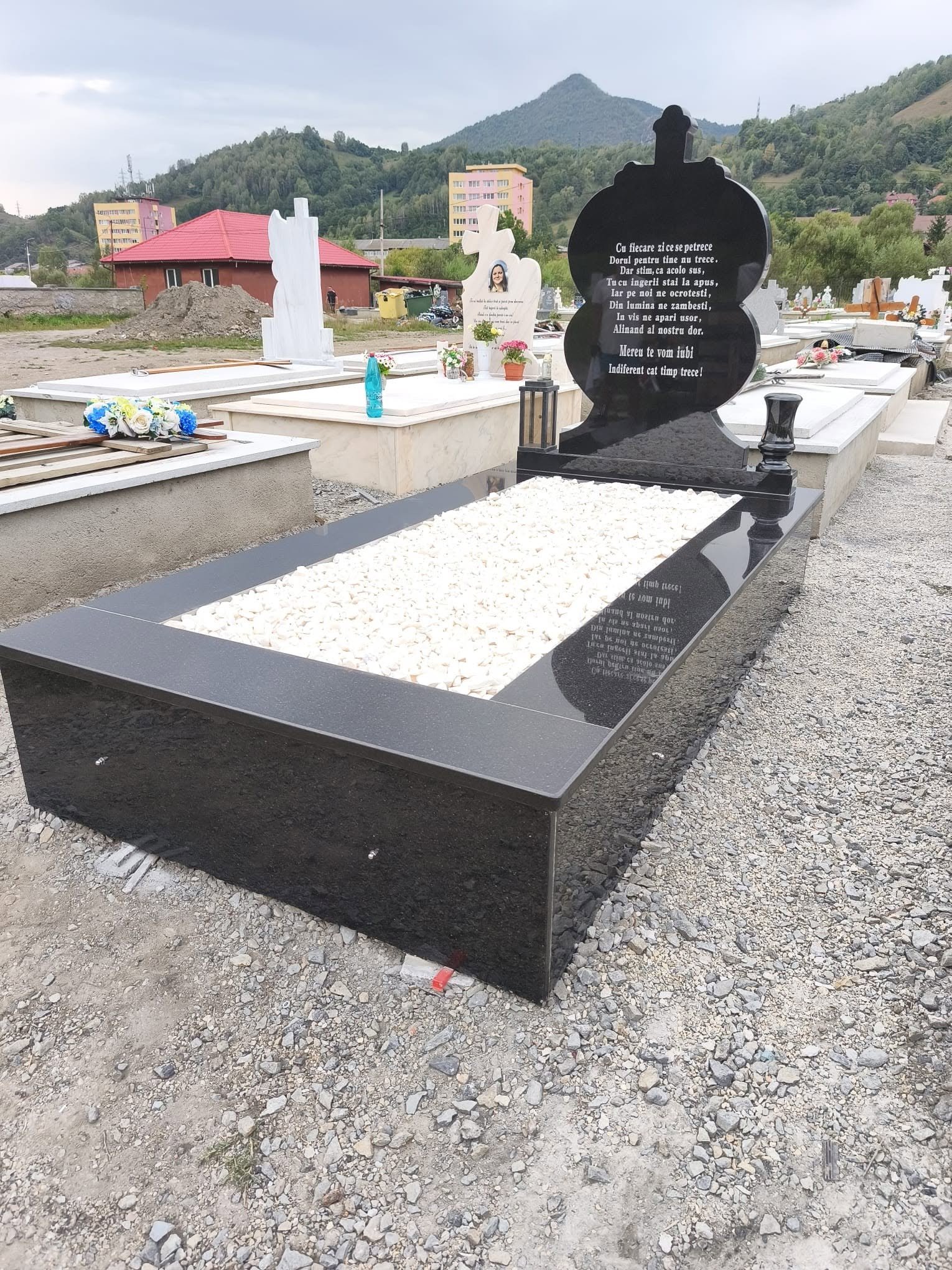 Ansamblu funerar prezentat pentru comparație
