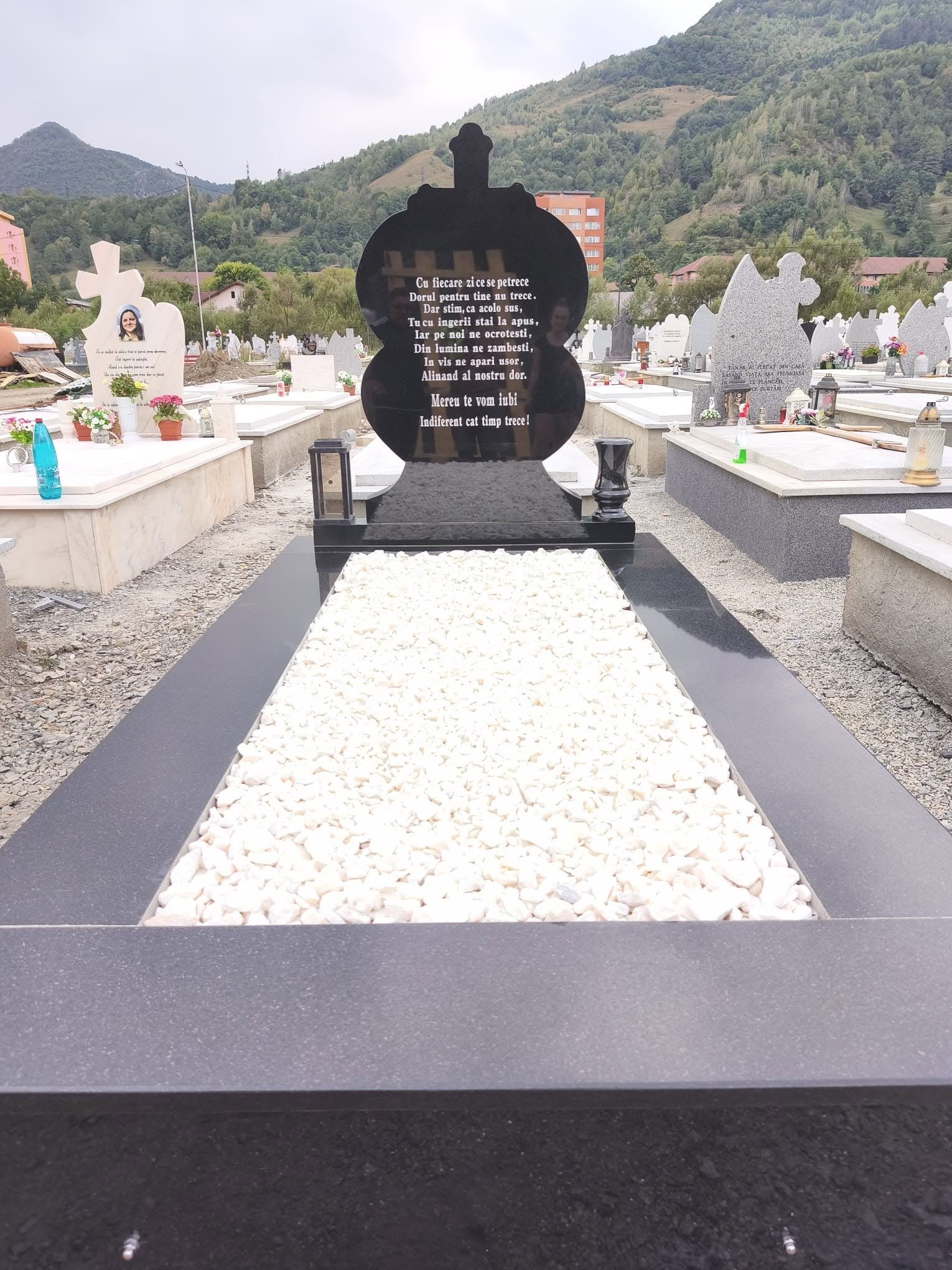 Model de monument funerar prezentat ca referință