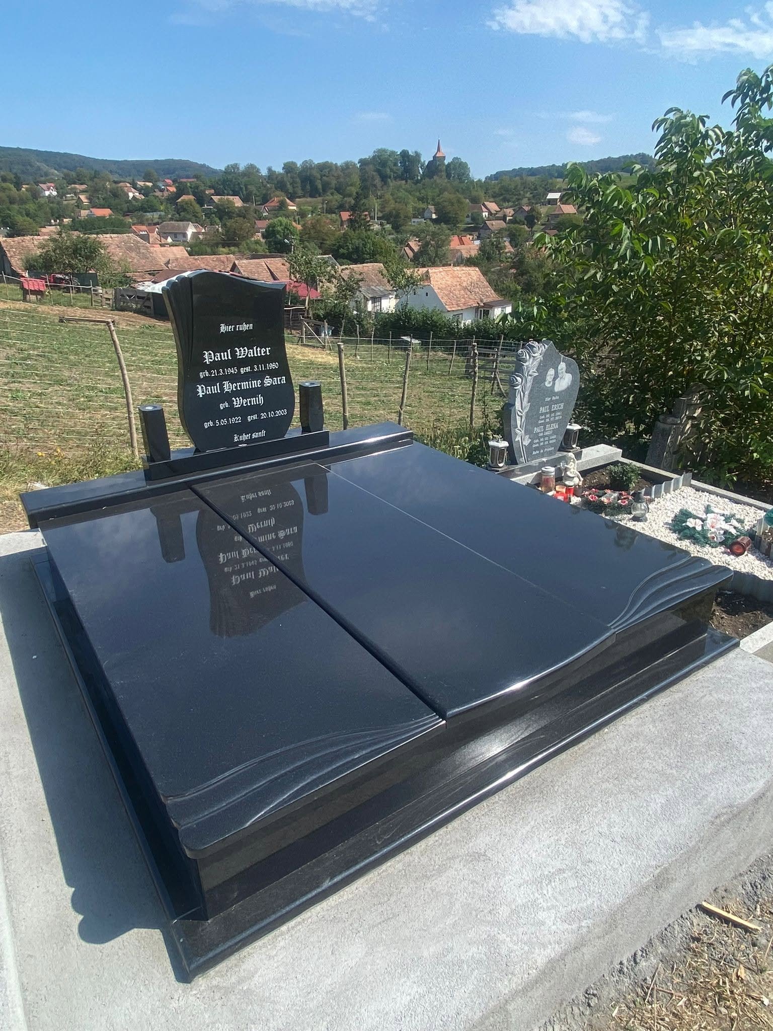 Ansamblu funerar prezentat pentru comparație