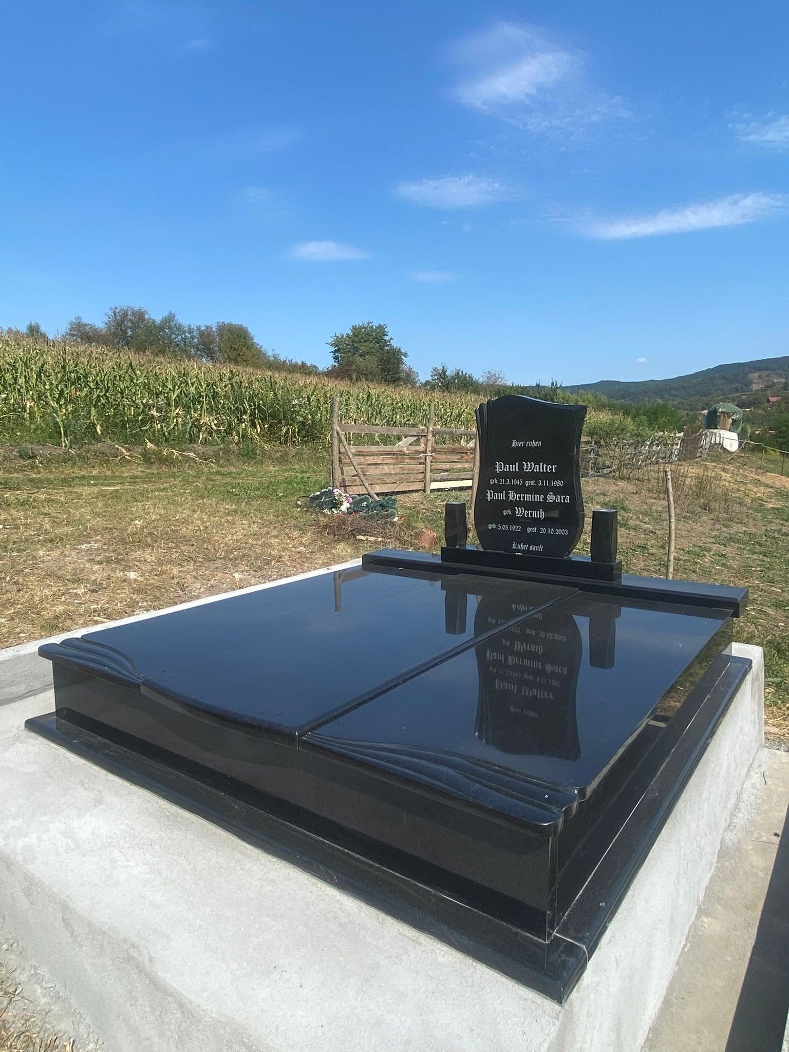 Model de monument funerar prezentat ca referință