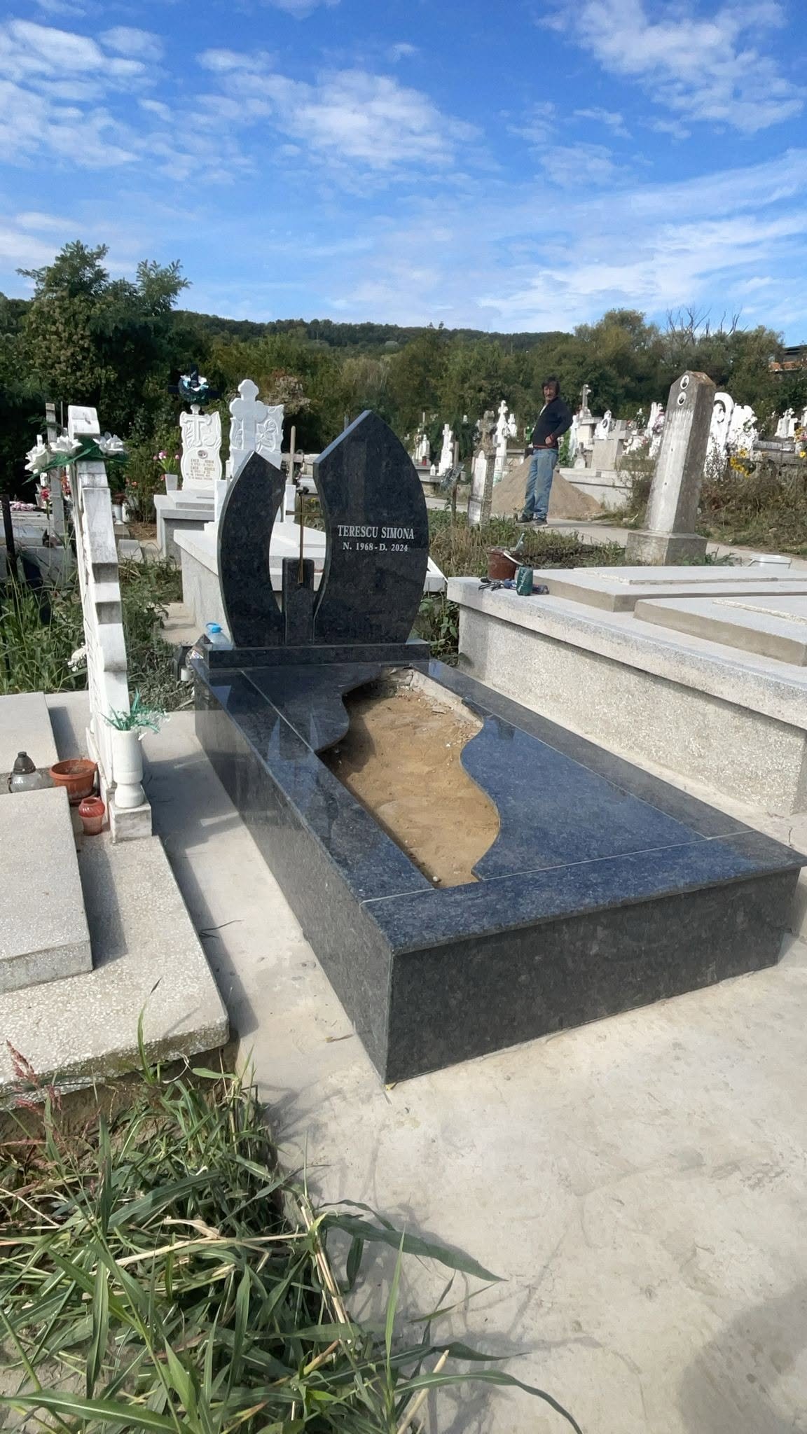 Ansamblu funerar prezentat pentru comparație