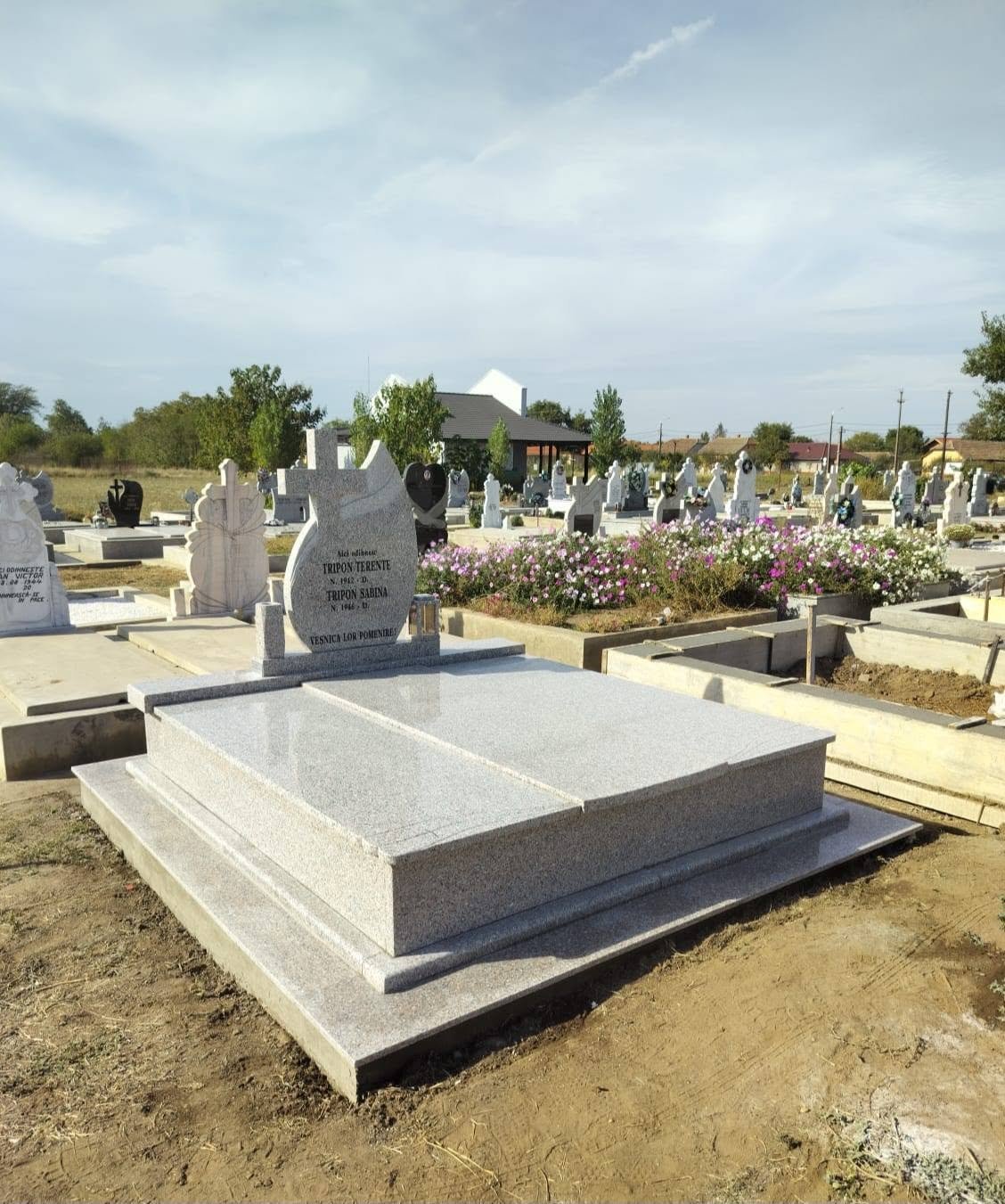 Model de monument funerar prezentat ca referință
