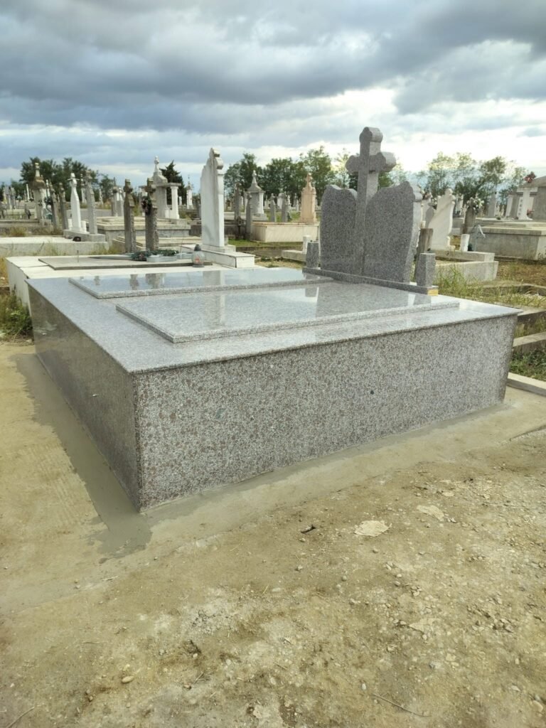 Monument funerar cu placă memorială și amenajare din piatră