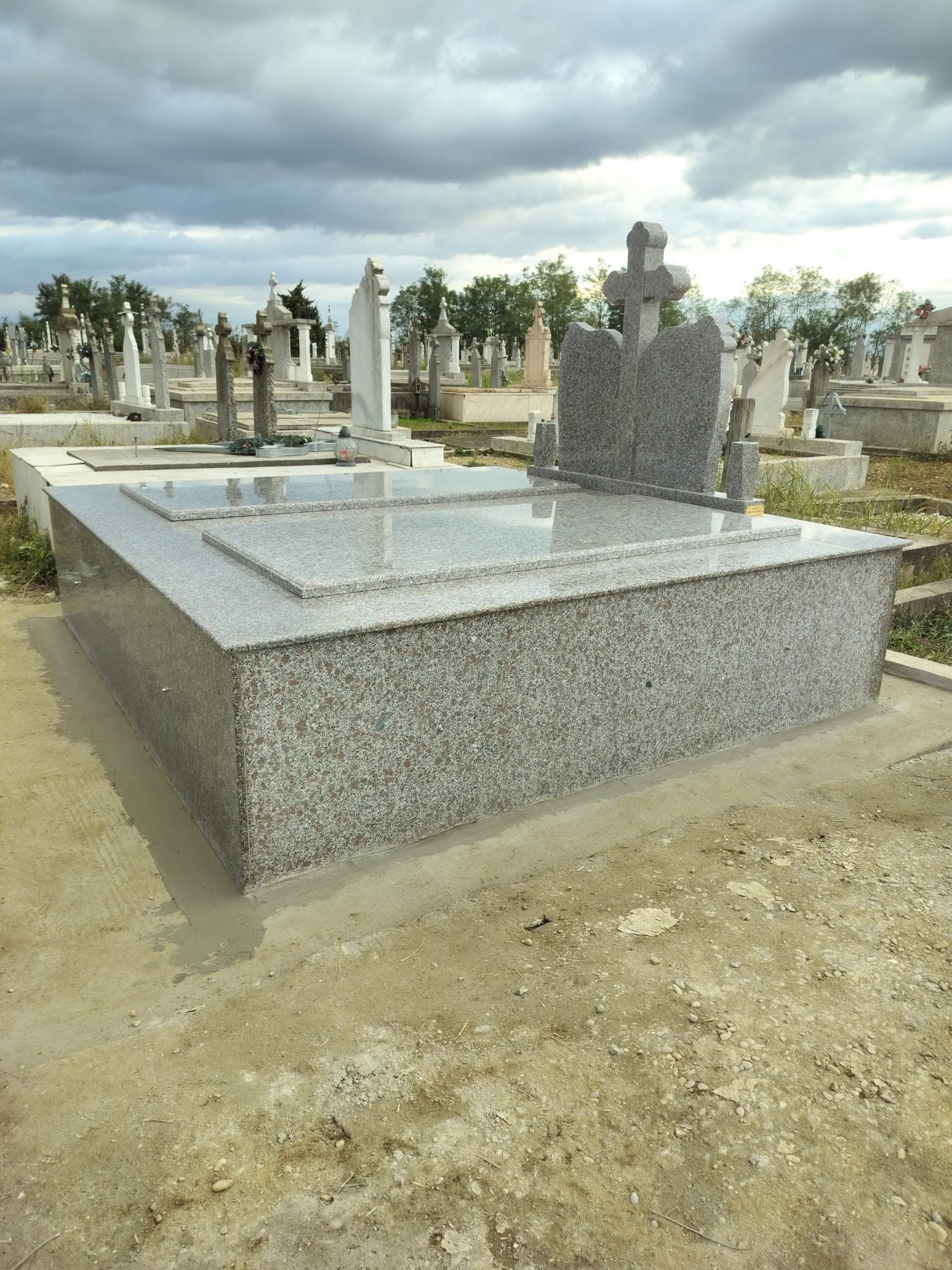 Ansamblu funerar prezentat pentru comparație