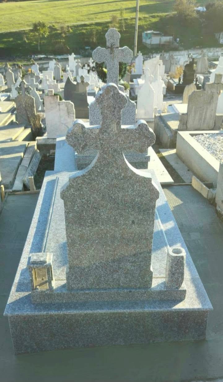 Ansamblu funerar prezentat pentru comparație