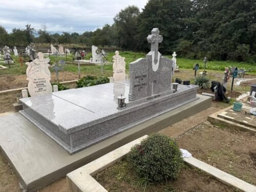 Monument funerar dublu cu capace integrale și placă memorială cu cruce