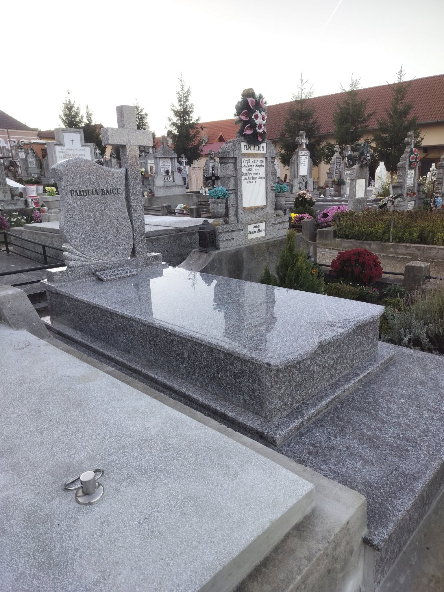 Ansamblu funerar prezentat pentru comparație