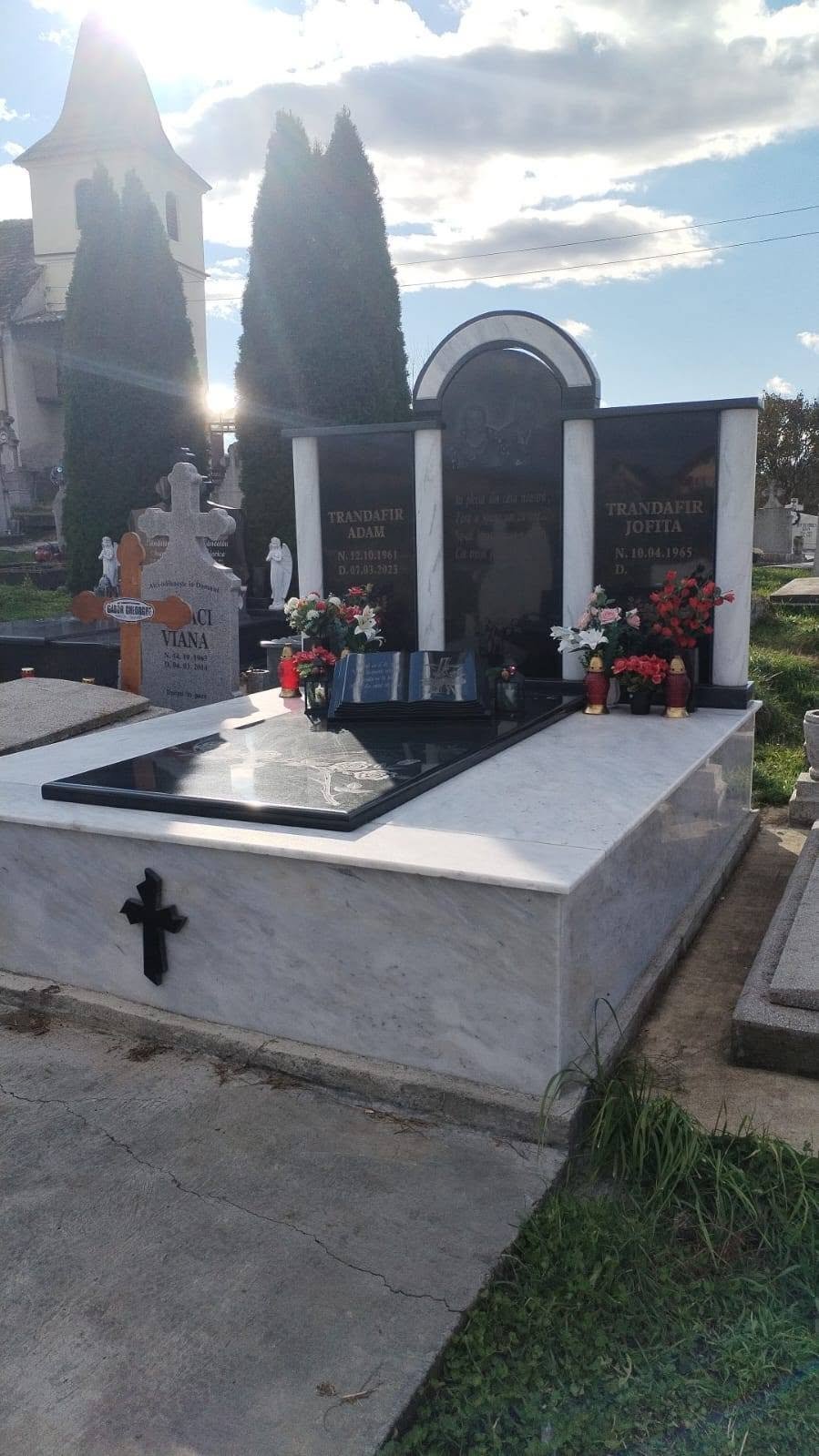 Model de monument funerar prezentat ca referință