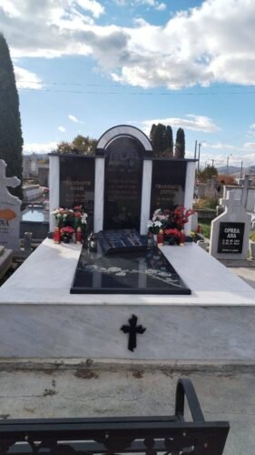 Monument funerar dublu cu plăci memoriale și element decorativ tip carte