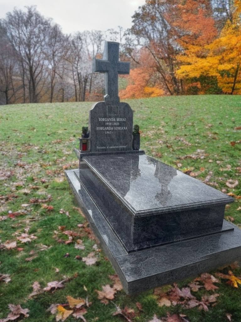 Ansamblu funerar prezentat pentru comparație