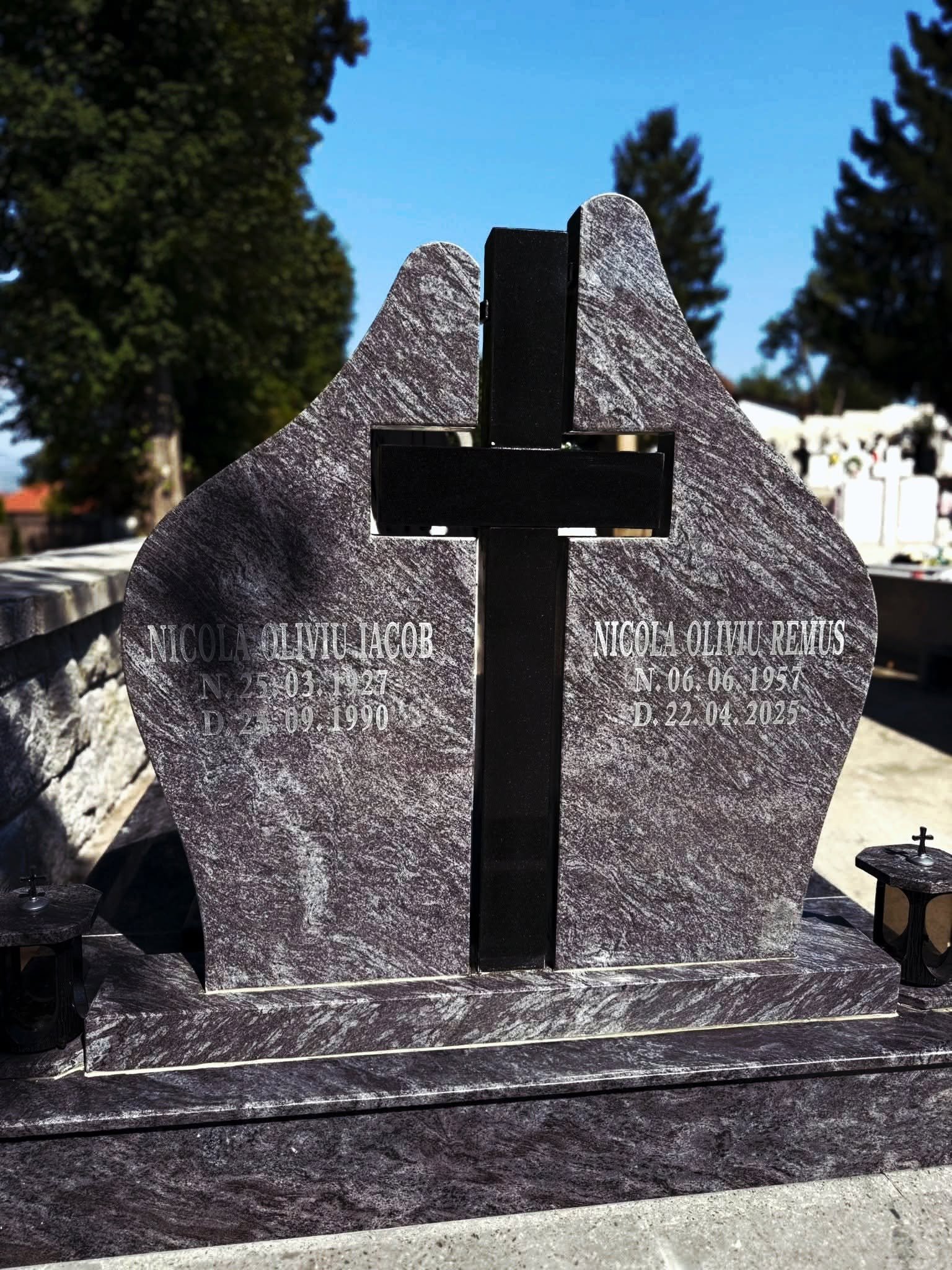 Ansamblu funerar prezentat pentru comparație