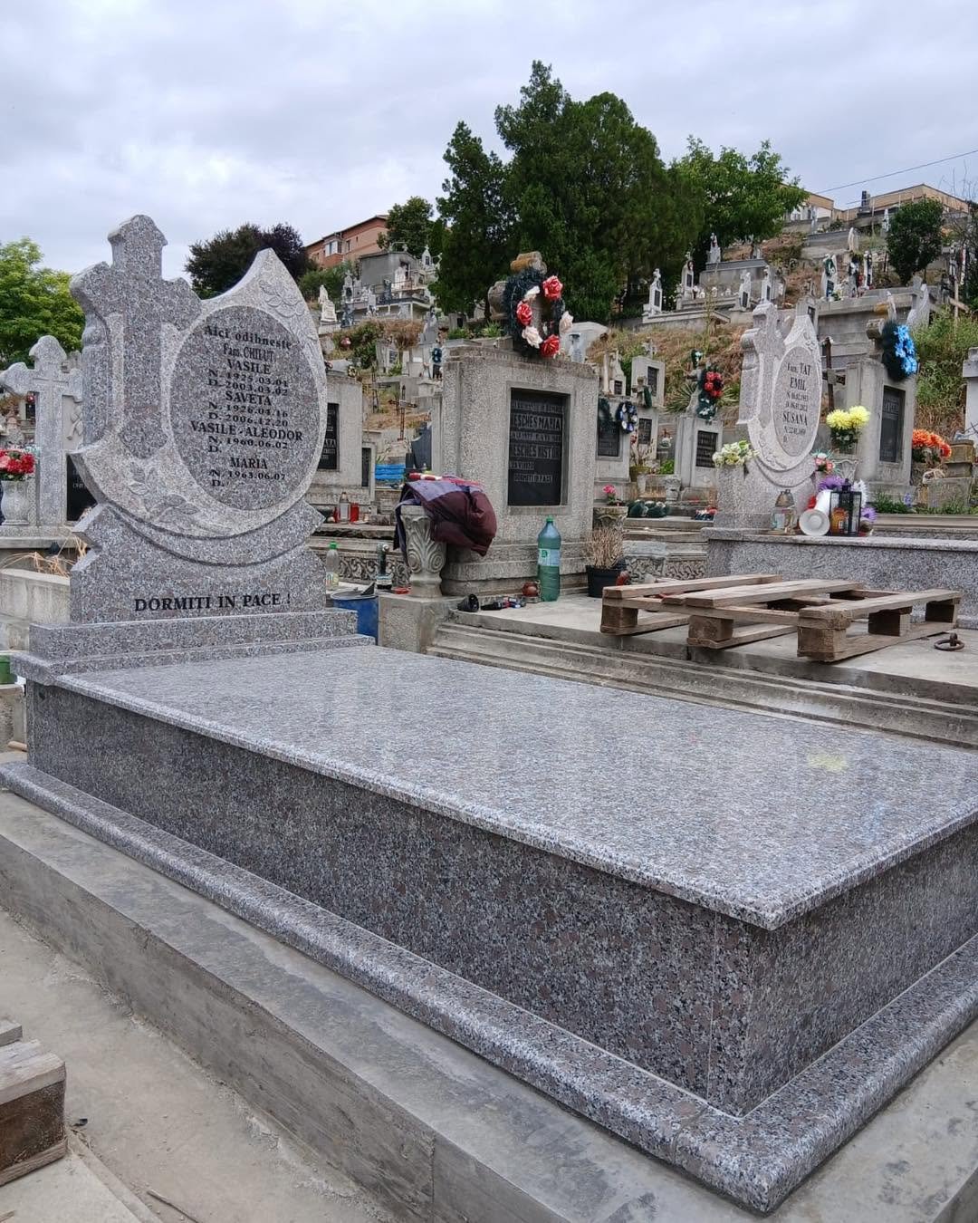 Ansamblu funerar prezentat pentru comparație