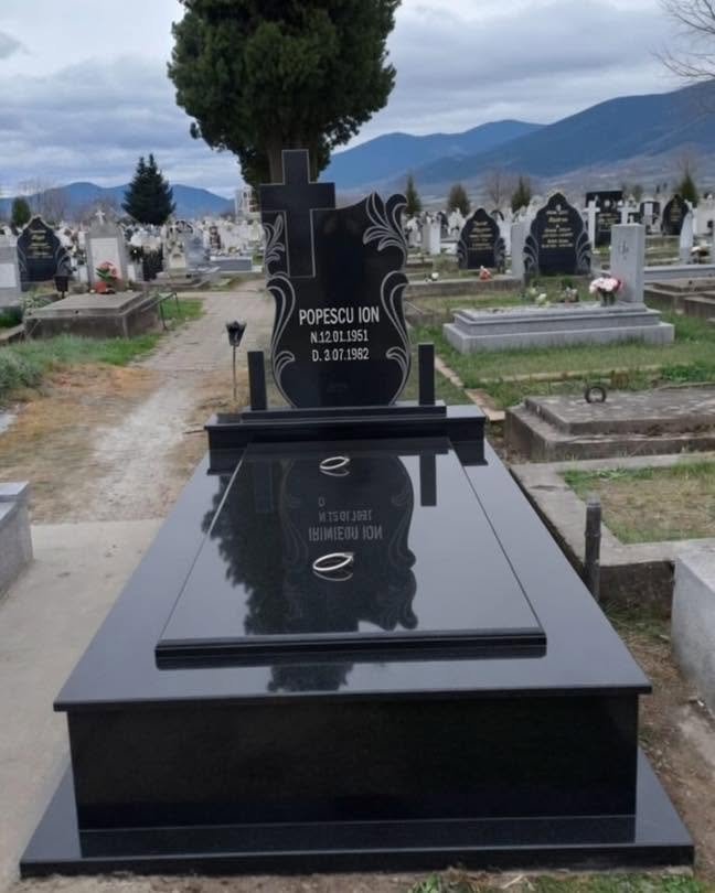 Model de monument funerar prezentat ca referință