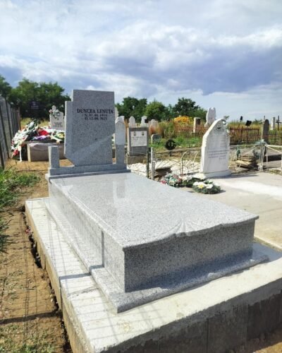 Monument funerar deschis la culoare cu placă memorială și capac integral