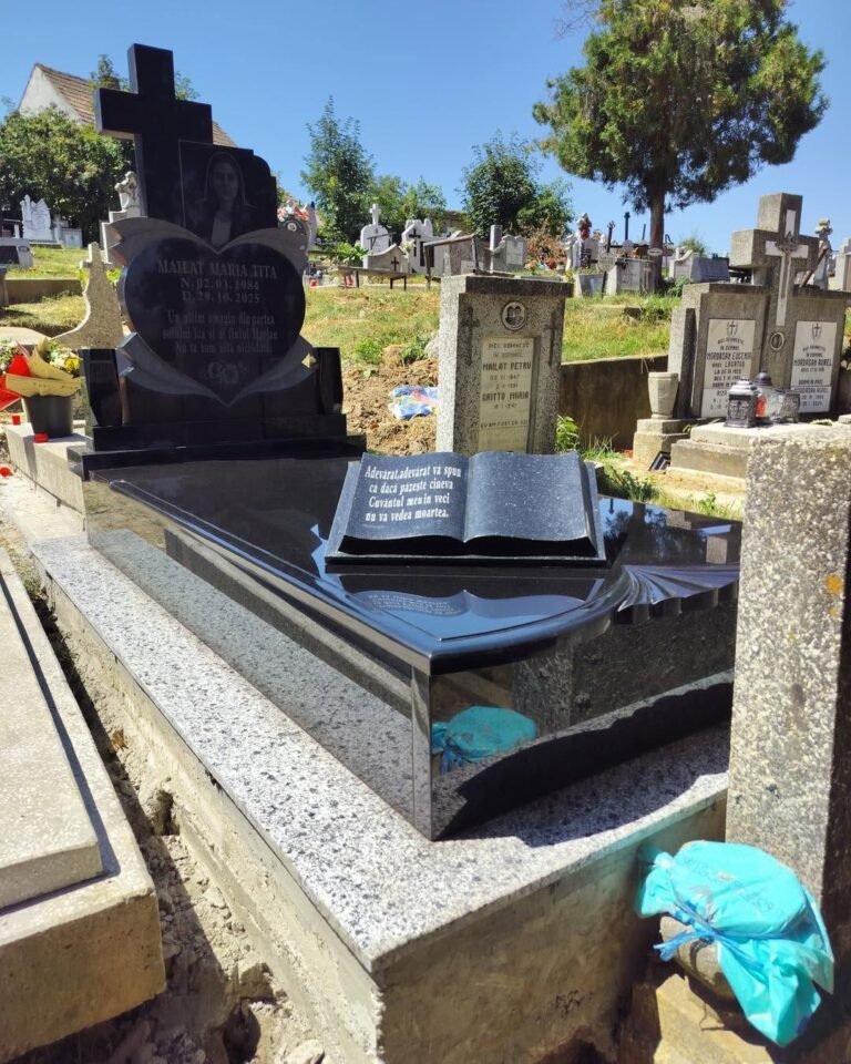 Monument funerar cu placă memorială și amenajare din piatră