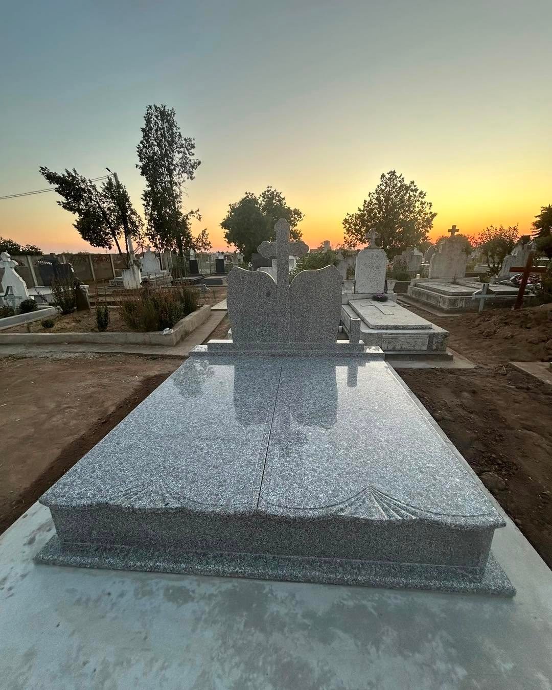 Model de monument funerar prezentat ca referință