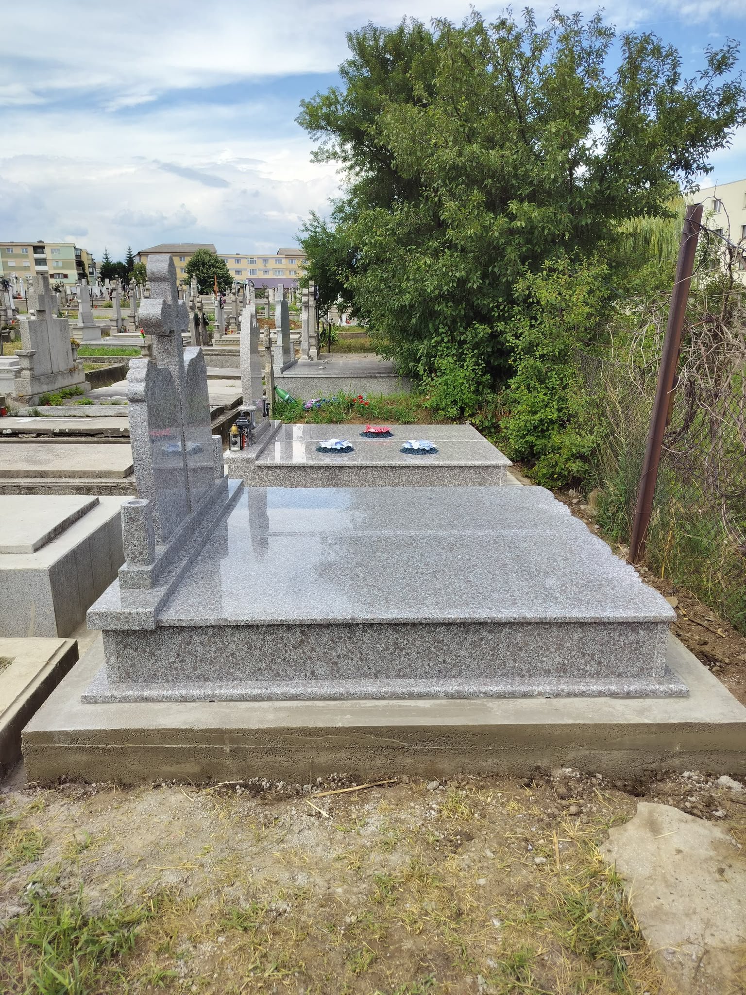 Ansamblu funerar din granit gri cu capac dublu lustruit