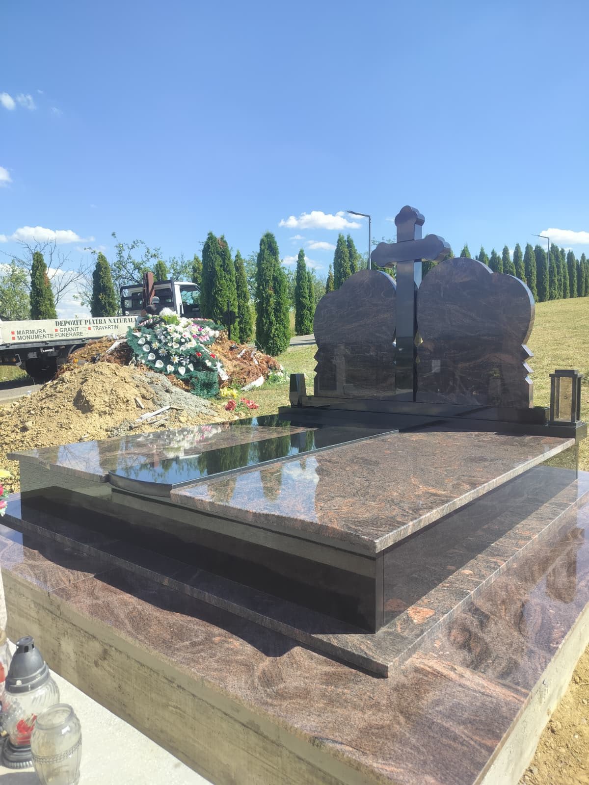 Exemplu de monument funerar și proporțiile ansamblului
