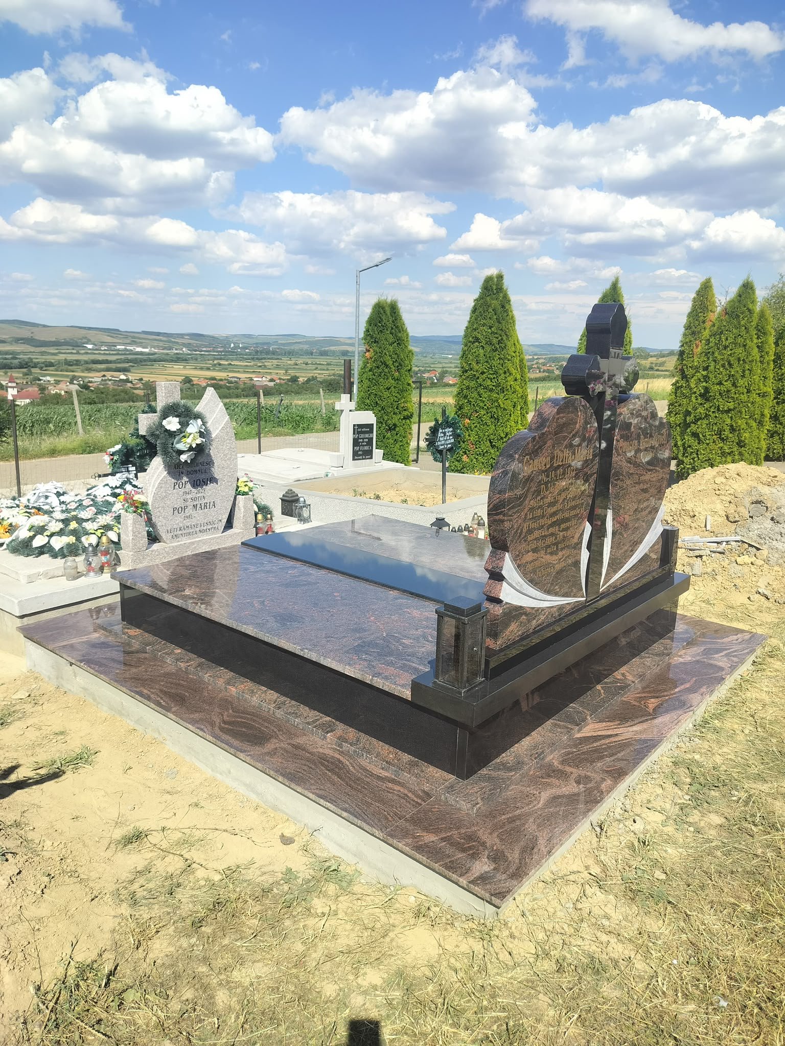 Ansamblu funerar din granit cu elemente memoriale