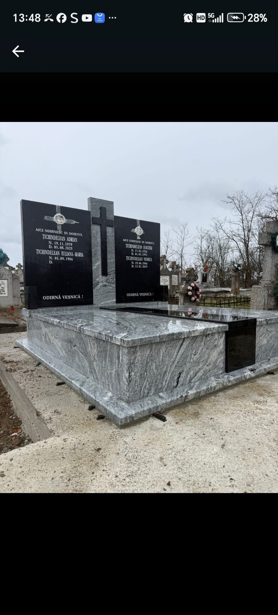Model de ansamblu funerar prezentat pentru comparație