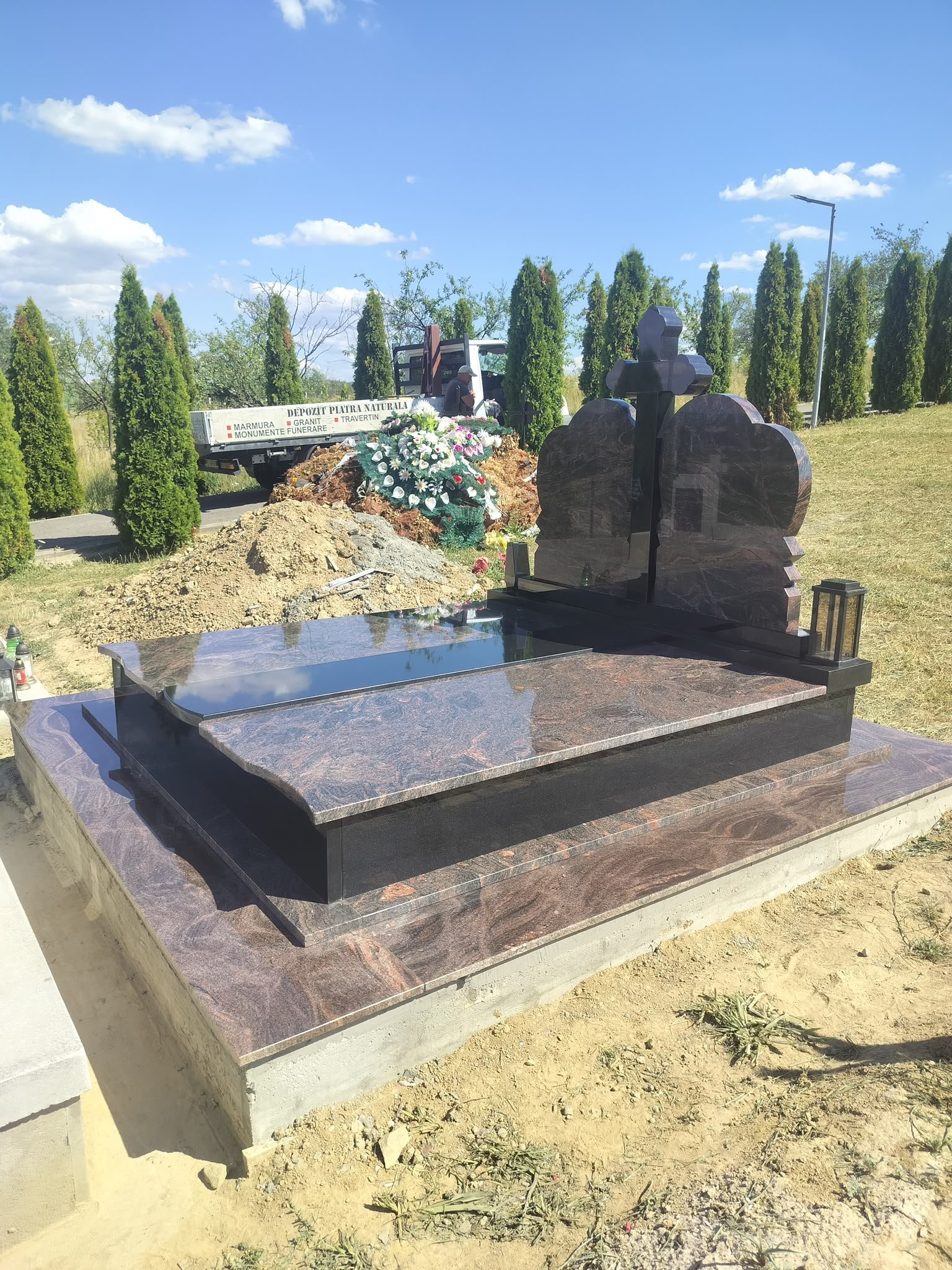 Ansamblu funerar prezentat pentru comparație