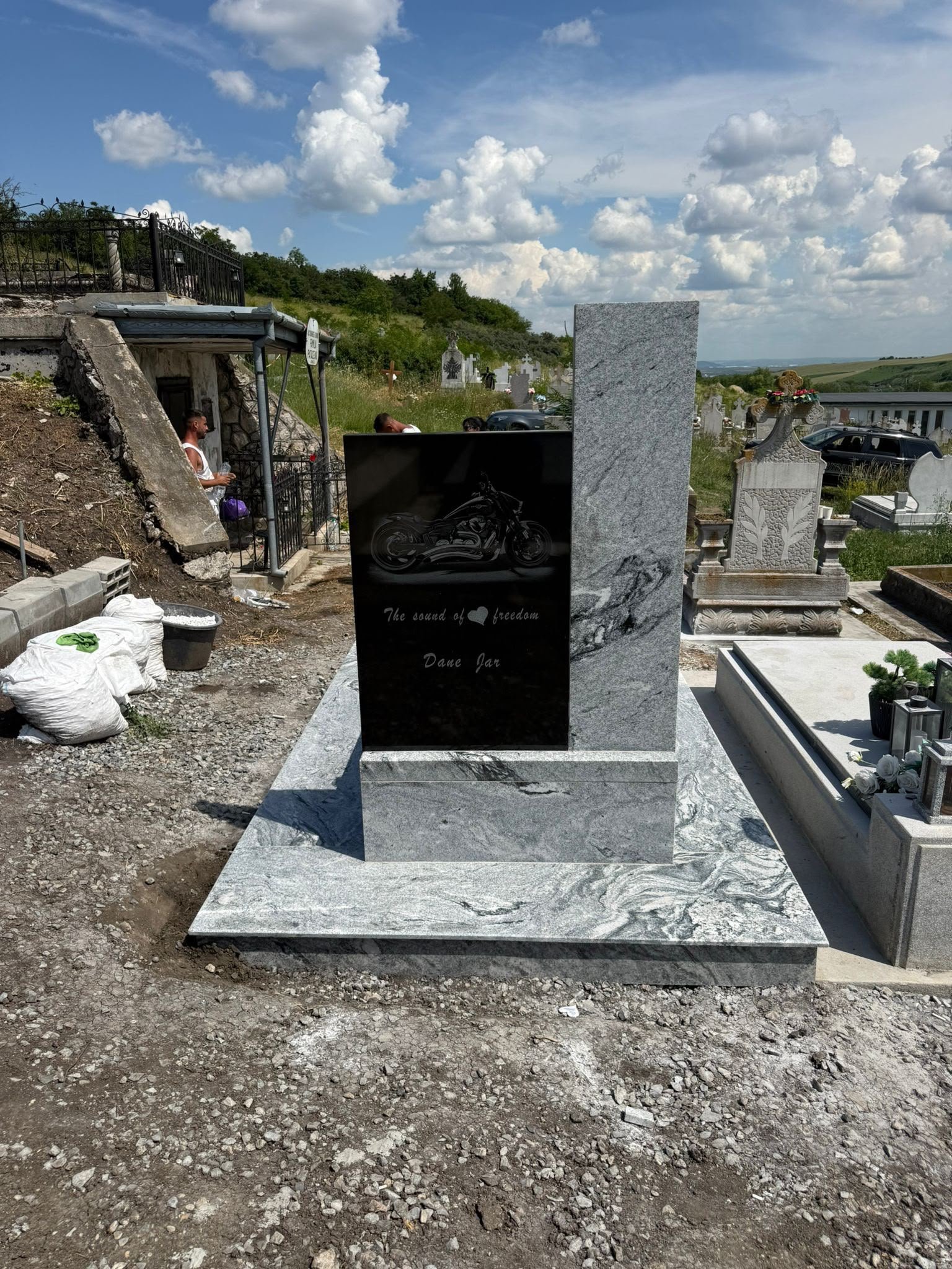 Model de monument funerar prezentat ca referință