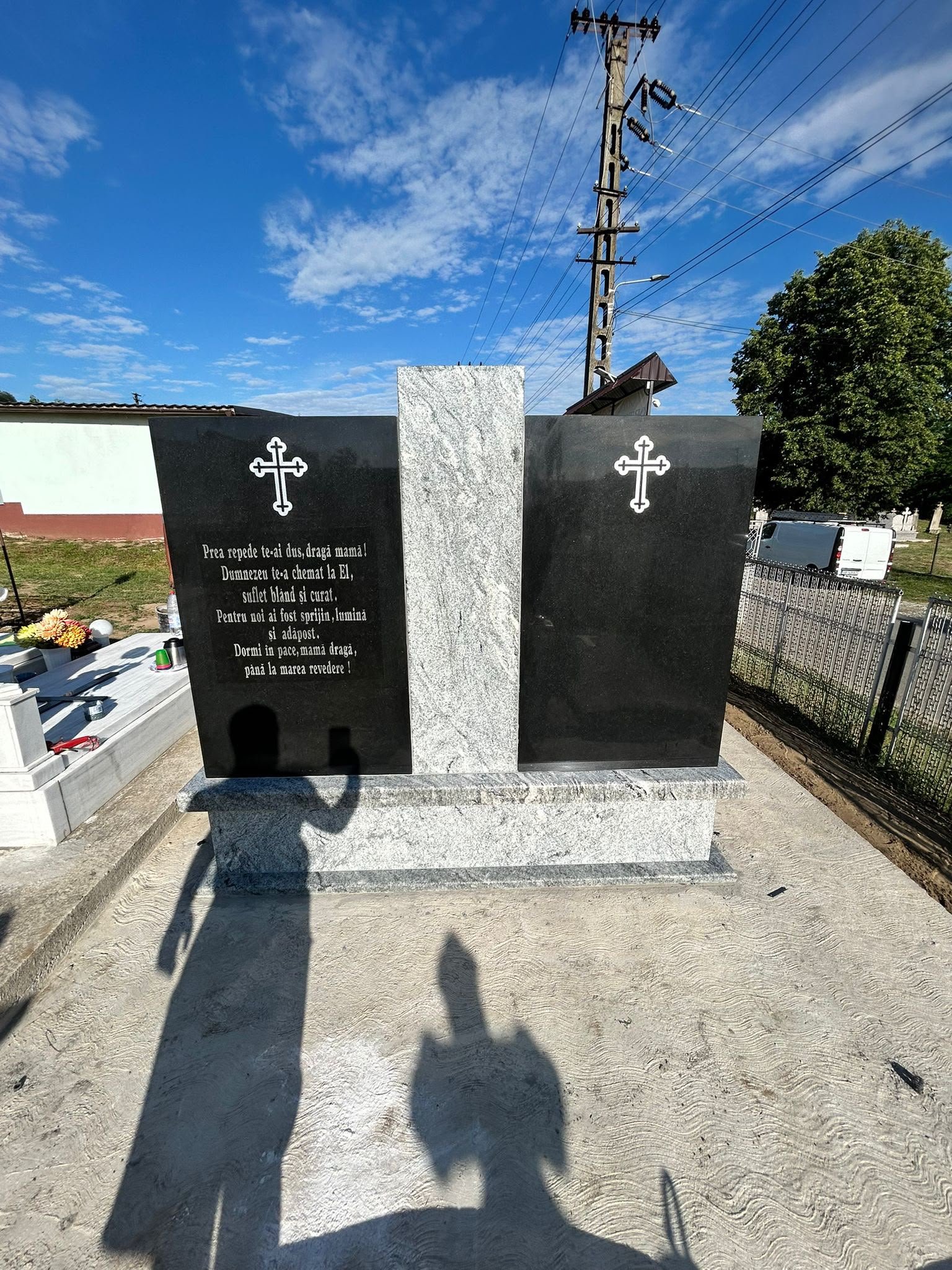 Model de ansamblu funerar prezentat pentru comparație