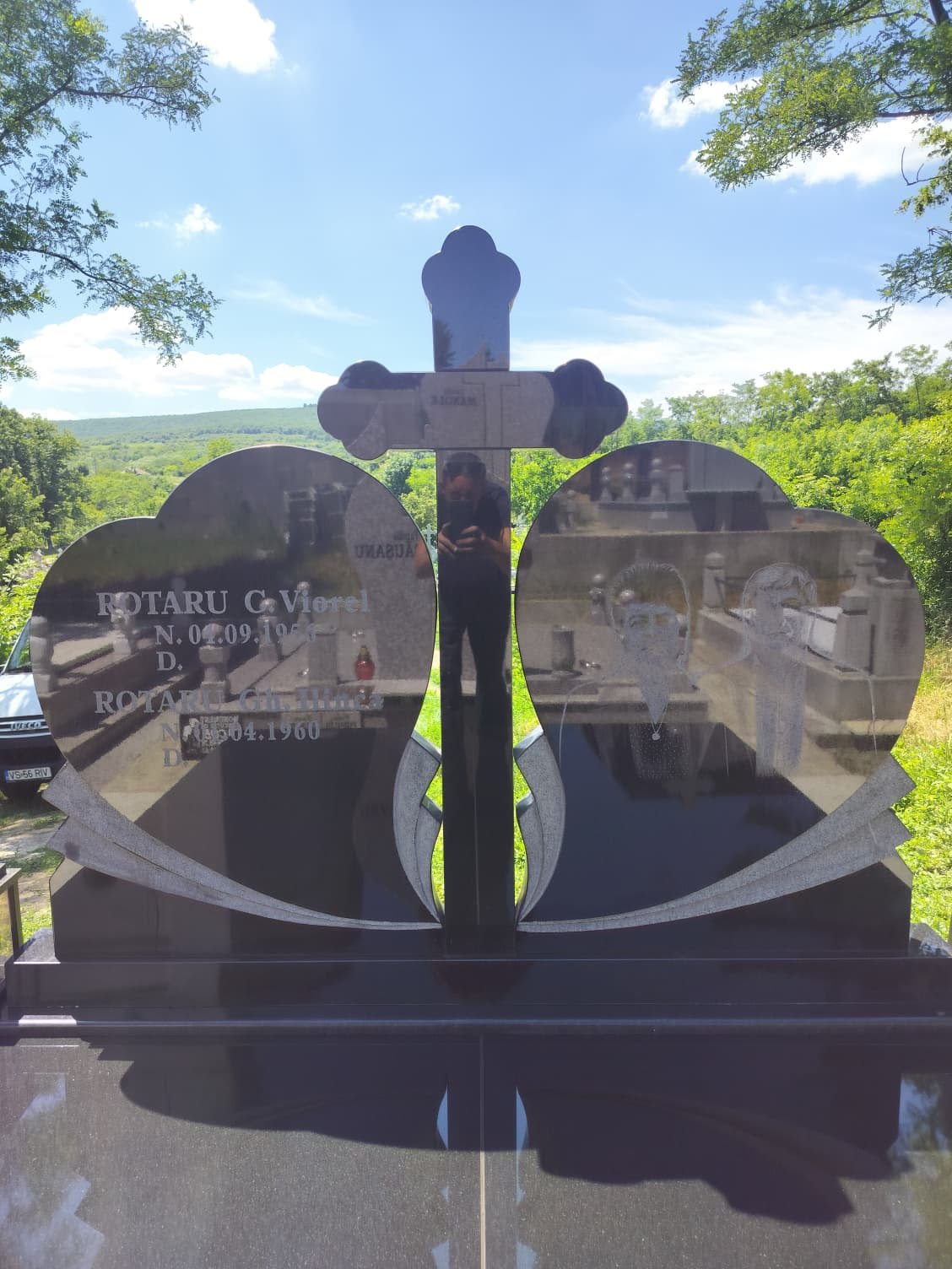 Model de monument funerar prezentat pentru comparație