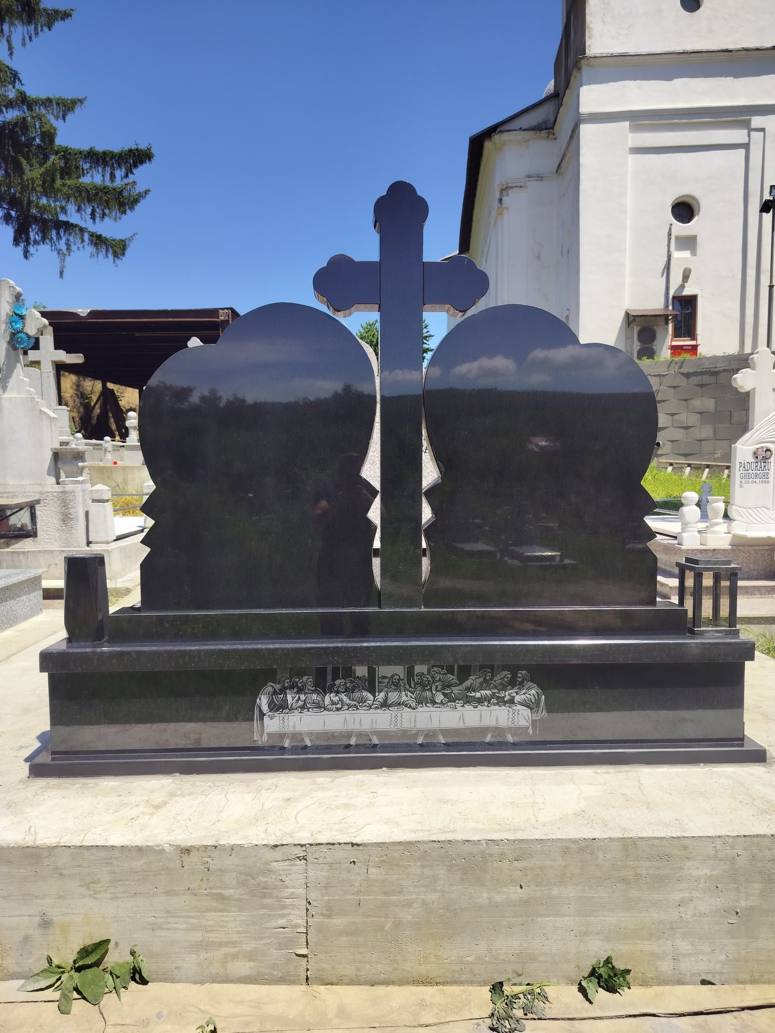 Exemplu de monument funerar din granit