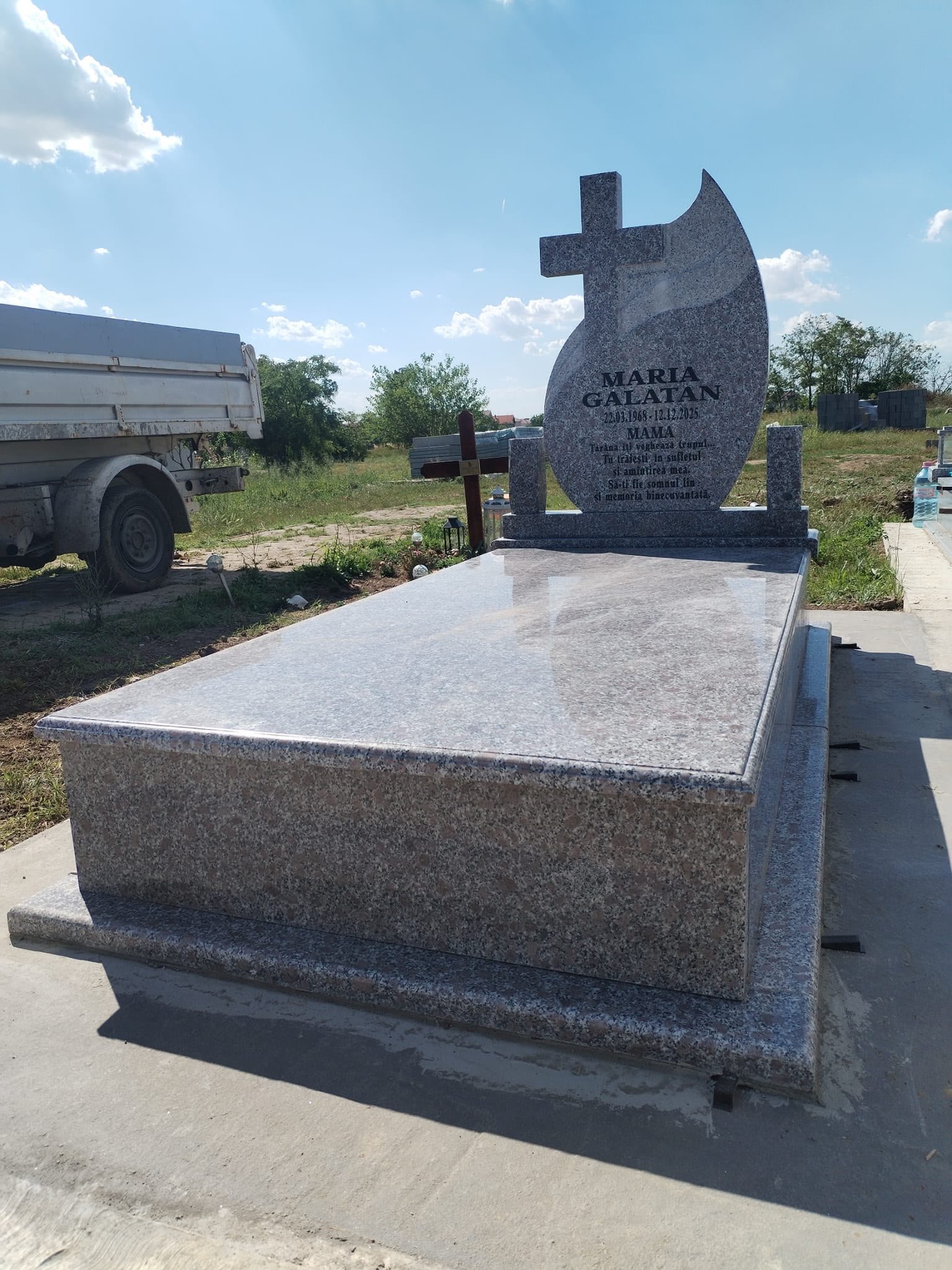 Model de monument funerar prezentat pentru comparație
