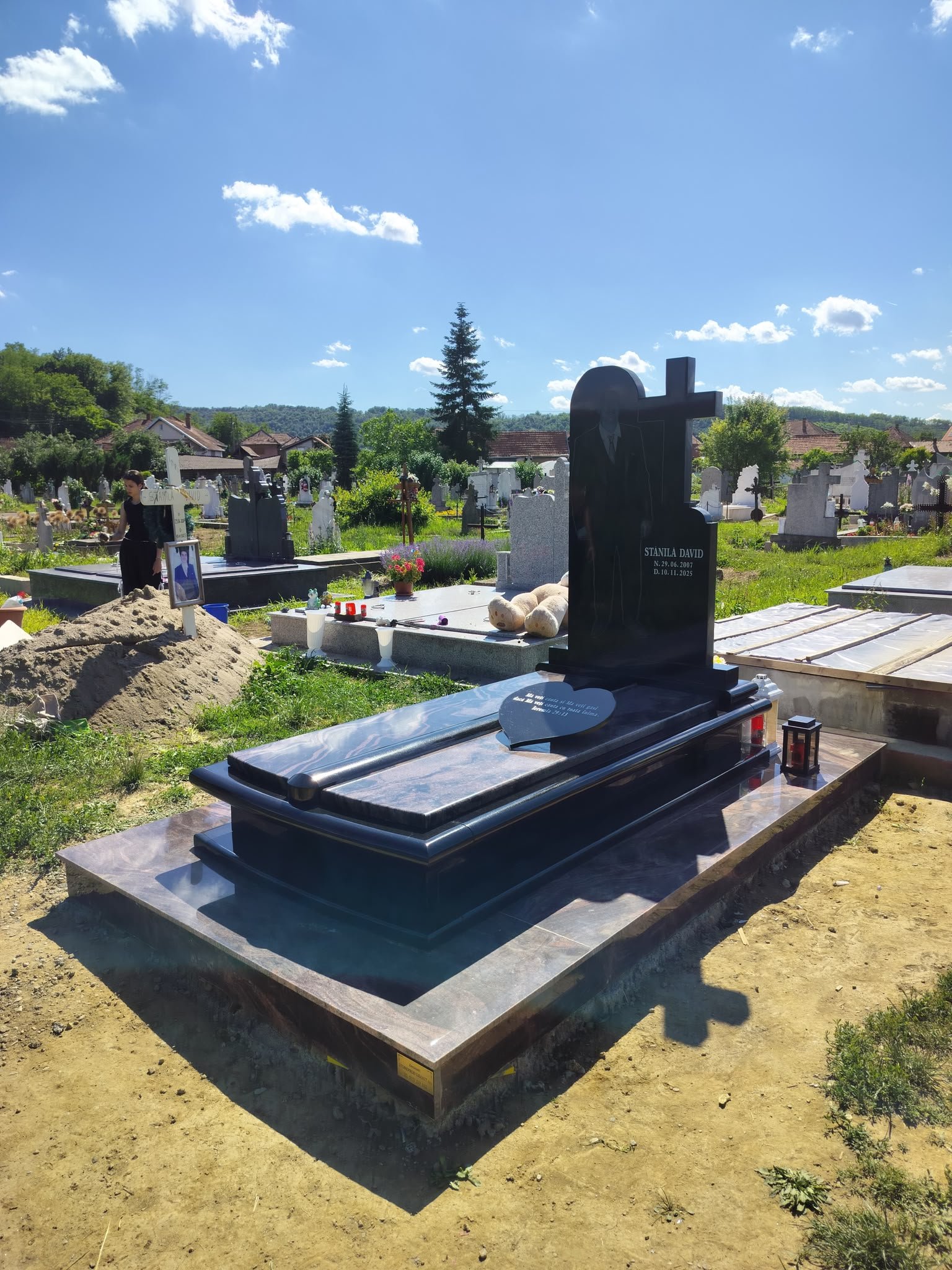 Ansamblu funerar prezentat pentru comparație