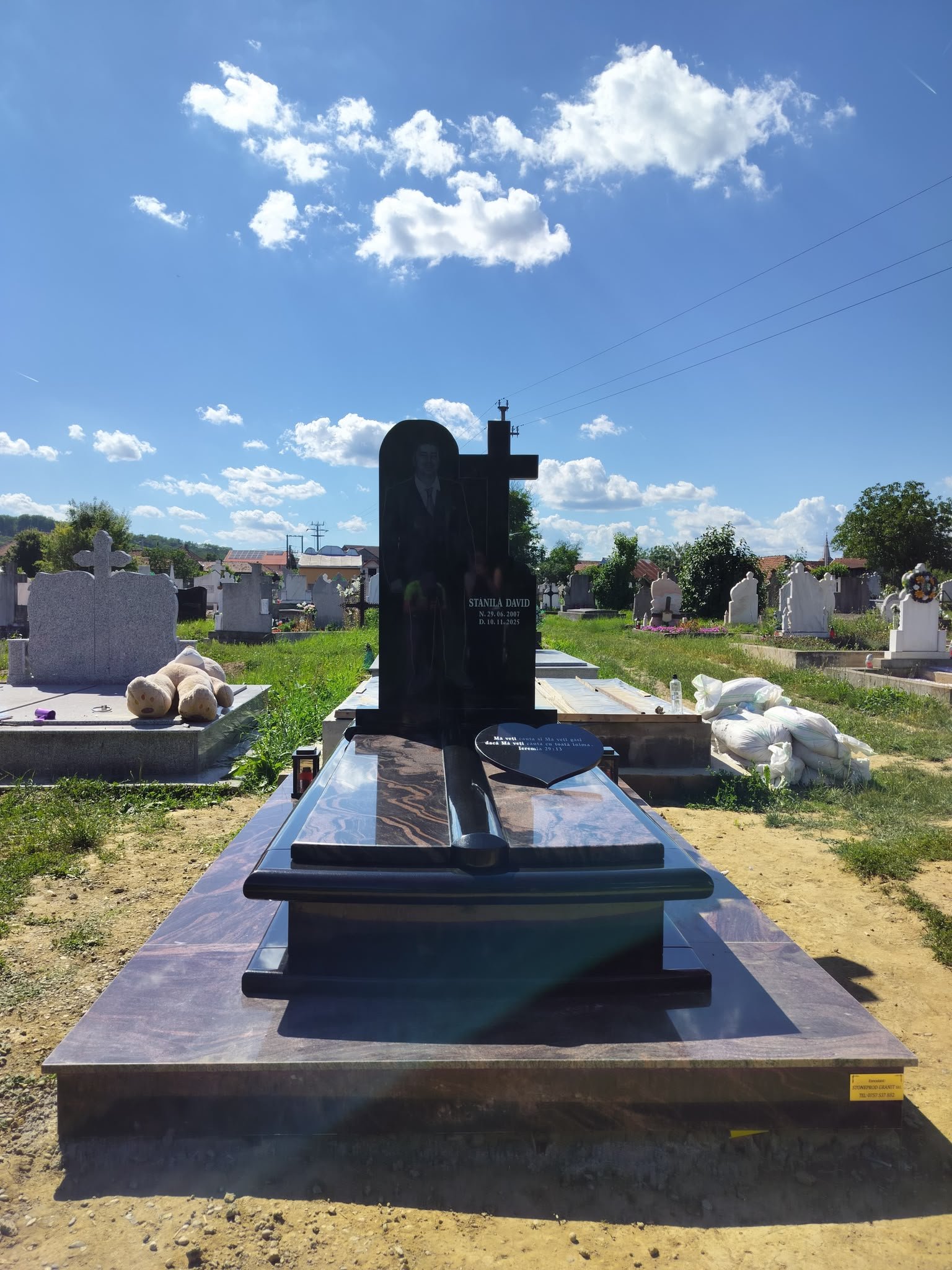Model de monument funerar prezentat ca referință