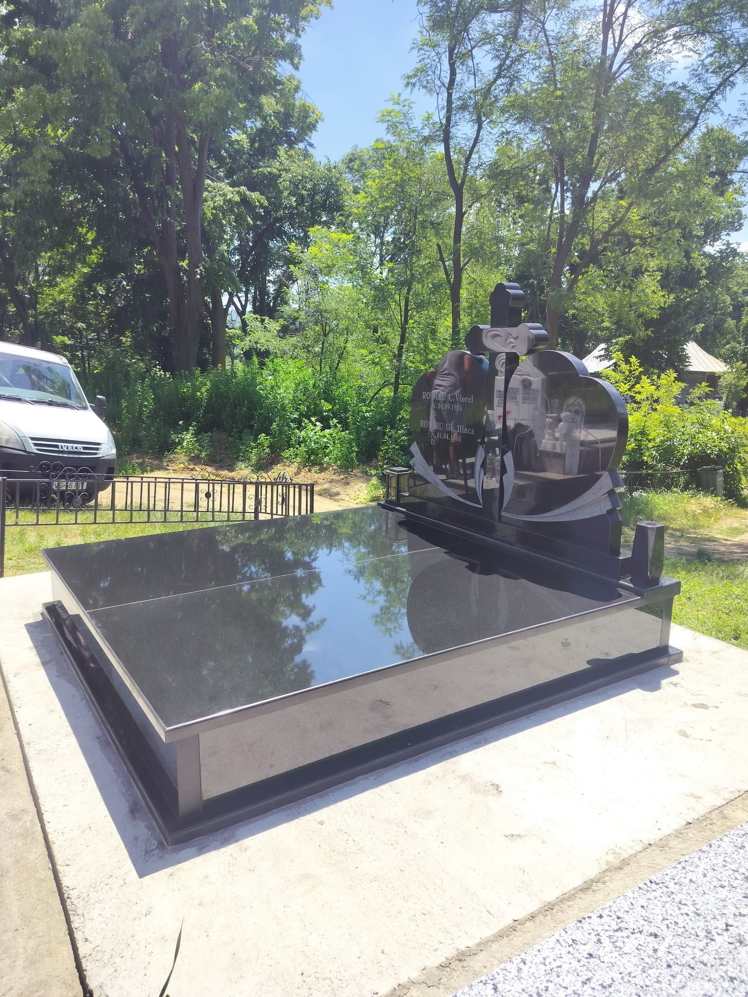 Model de monument funerar prezentat pentru comparație