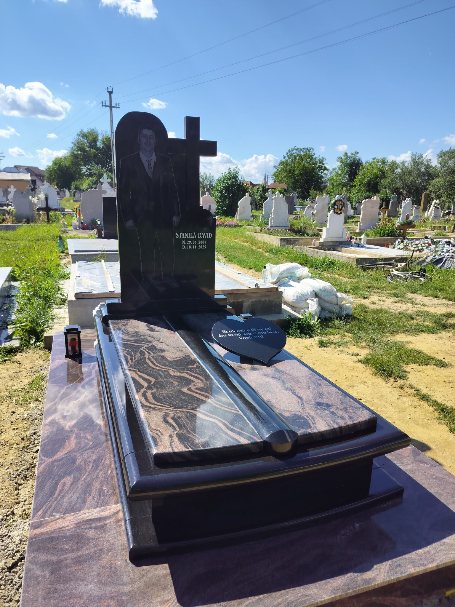 Model de ansamblu funerar prezentat pentru analiză
